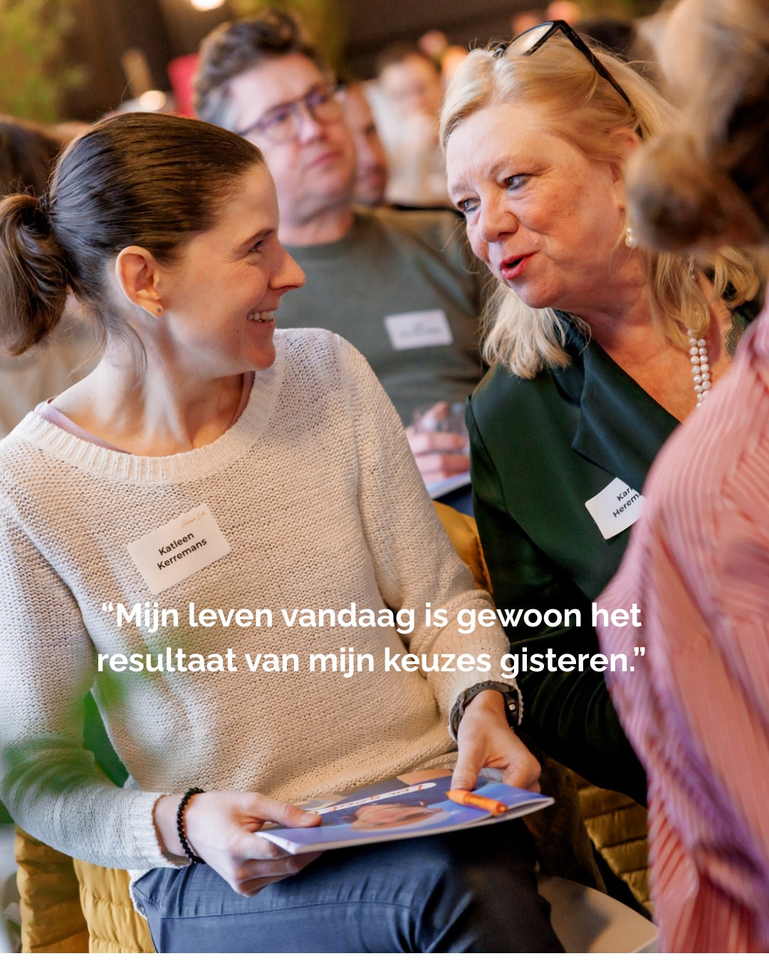 🌱 Inzicht 1 — Mijn leven vandaag is gewoon het resultaat van mijn keuzes gisteren.:
“Het besef dat mijn huidige situatie niet ‘gebeurt’, maar het gevolg is van keuzes die ik zelf maakte — of uitstelde — dat kwam binnen. Kleine aanpassingen kunnen dus écht een groot verschil maken.”
🎯 Inzicht 2 — Vage doelen geven vage resultaten.:
“Ik dacht dat ik doelen had, maar eigenlijk waren ze veel te vaag. Nu snap ik: als ik niet belachelijk concreet word, kan ik ook geen concreet resultaat verwachten.”
🧭 Inzicht 3 — Mijn waarden zijn mijn kompas.:
“Het moment dat ik mijn waarden uitschreef, voelde ik ineens waarom ik soms zo uit koers raak. Ik zei te vaak ‘ja’ tegen dingen die niet bij mijn waarden passen.”
🧠 Inzicht 4 — Het is nooit de gebeurtenis, maar mijn gedachte die mijn gevoel bepaalt.:
“Dat schema ‘Gebeurtenis > Gedachte > Gevoel > Gedrag > Gevolg’ heeft mijn hoofd doen ontploffen. Ik dacht altijd dat situaties mijn gevoelens bepaalden… maar het zijn mijn gedachten.”
🔥 Inzicht 5 — Zelfsabotage is gewoon angst in vermomming.:
“Ik herkende mezelf zo hard in die stem die altijd redenen zoekt om niet te starten. Het is geen zwakte — het is angst. En die mag ik eindelijk leren doorprikken.”