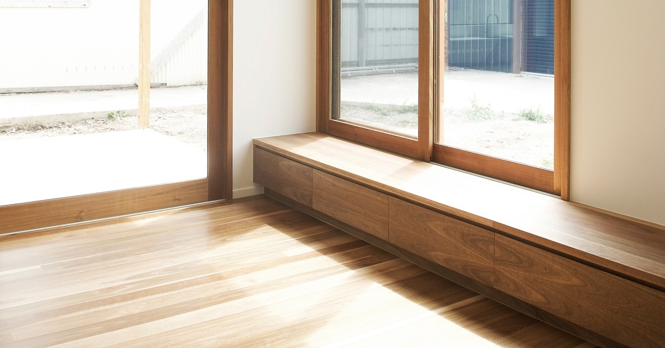 Recently completed in Albion.
Open-plan living designed for light, warmth and practical everyday use.
The custom timber joinery flows seamlessly from bench seat to entertainment unit — one continuous element with clean lines and a natural finish.
Custom timber windows and doors add depth. @sunset_joinery
Solid timber floors ground the space.
Bold palette mixed with classic finishes keep it timeless.
Simple design. Thoughtful detail. Always built to last.
Architect : @rd_architect
Images: @ambyrwood
#WestWoodBuilt #AlbionVic #CustomBuild #TimberDetail #OpenLiving #BuiltRight #westwoodbuilt #InnerWestHomes #Yarraville #Kingsville #Spotswood #WestFootscray #Williamstown