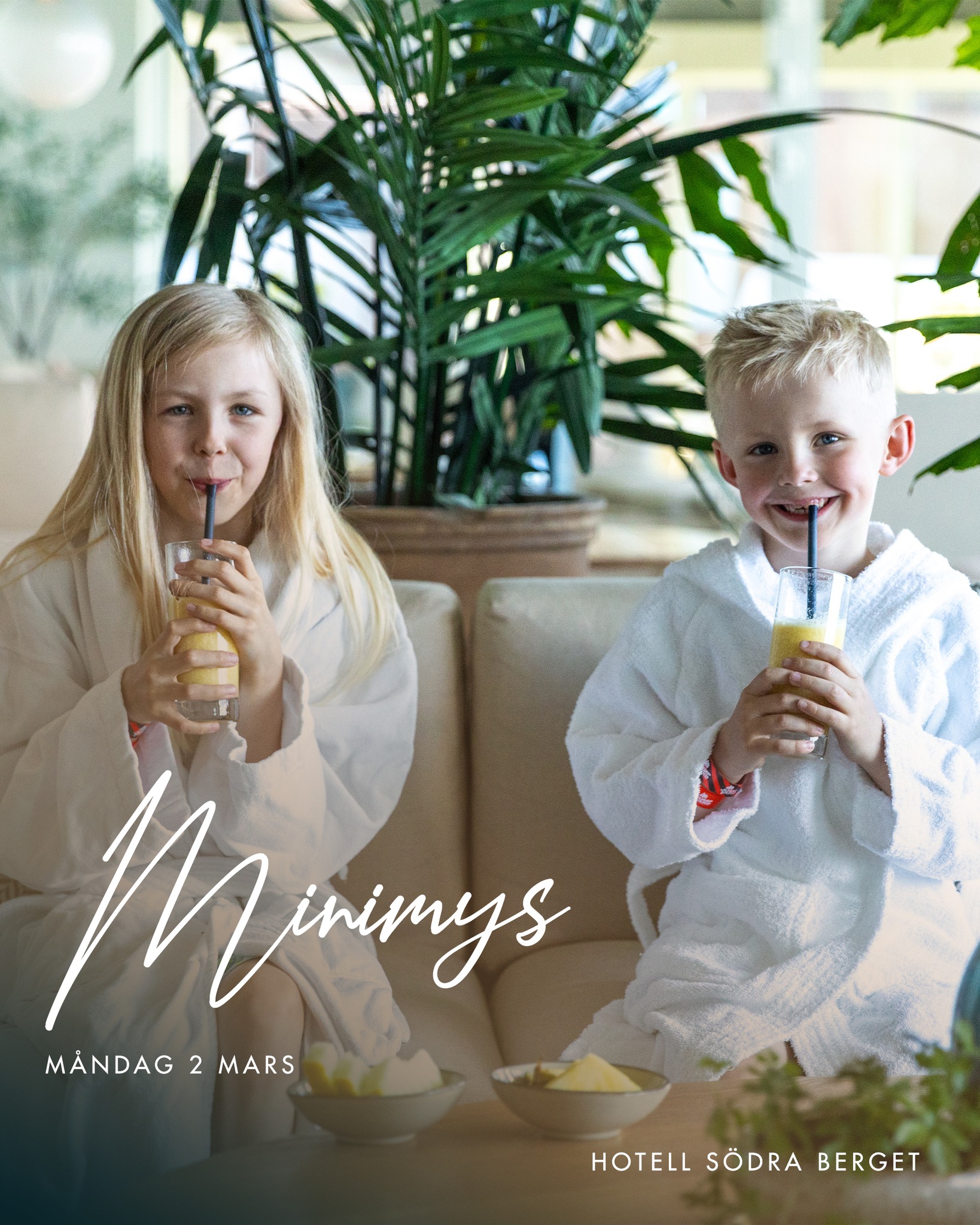 MINIMYS – NU PÅ MÅNDAG! Perfekt på sportlovet
Nu på måndag kör vi Minimys igen – och eftersom det är sportlov är det en extra bra chans att unna sig en lugn och mysig stund tillsammans 💛
MINIMYS, MÅNDAGAR
Åldrar: 4–12 år
Kom och varva ner på vårt lugna och harmoniska spa. En mysig stund tillsammans med barnen där ni får koppla av och bara vara.
Tider varje måndag:
11.00–15.00 eller 15.00–19.00
Detta ingår:
• Lån av tofflor och mjuka handdukar
• Fri tillgång till schampo, balsam, duschtvål och lotion
• Te, frukt och kall dryck
💰 Pris: 495 kr/vuxen
• 1 barn (4–12 år) ingår per betalande vuxen
• Ytterligare barn: 150 kr/barn
Erbjudandet kan ej kombineras med våra boendepaket som inkluderar spa.
Välkomna nu på måndag – en perfekt aktivitet under sportlovet! 💦🧖♀️
Boka nu på www.sodraberget.se