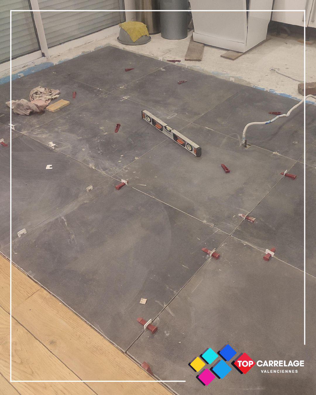 ✨ Nouvelle réalisation client ✨
Merci à M. et Mme H. pour leur confiance dans le choix de leur carrelage.
Ils ont opté pour un carrelage effet béton foncé, nuancé de notes brunes, qui s’intègre parfaitement avec le parquet en bois véritable.
Une alliance harmonieuse qui met pleinement en valeur la nouvelle cuisine.
✨ La touche finale !? Un profilé en laiton brillant qui vient souligner l’ensemble avec finesse et apporter une note chic et lumineuse.
Vous aussi, concrétisez vos envies !
Nous trouvons la solution adaptée à votre projet.
👉 Venez rencontrer vos experts chez Top Carrelage Valenciennes et donnons vie à vos idées.