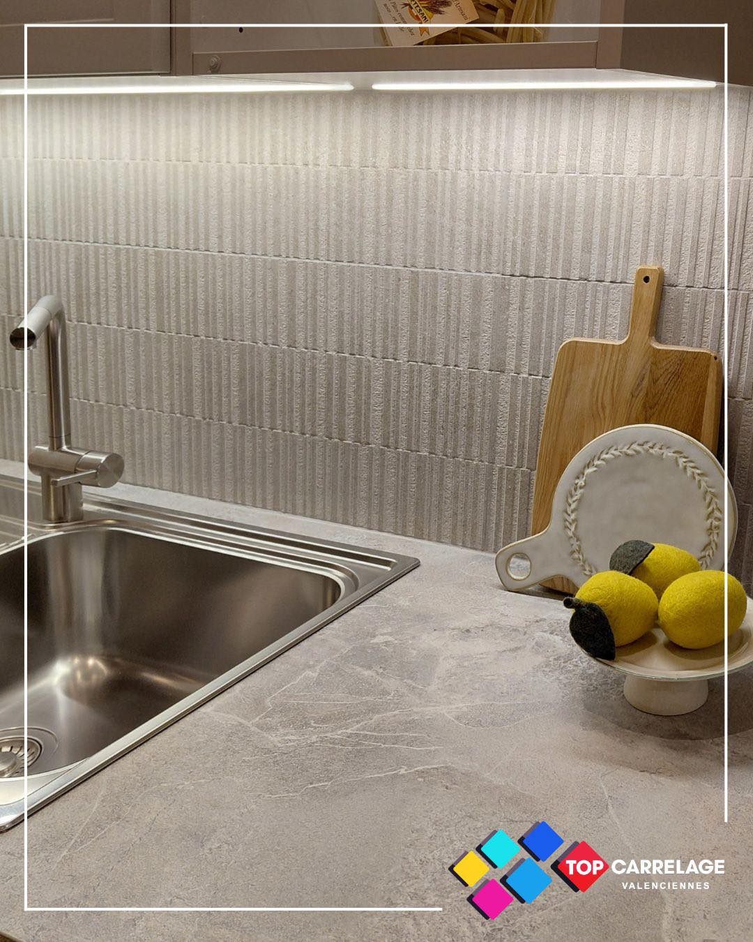 Le nouveau showroom Mobalpa a ouvert ses portes début février au cœur de la zone d’activité Yellow Parc à Prouvy.
Nous avons eu le plaisir de participer à ce beau projet en fournissant tout le carrelage du showroom. Un espace pensé dans les moindres détails pour inspirer et accompagner chaque client dans la réalisation de son projet.
Plusieurs espaces sont à découvrir :
✨ Des cuisines aux styles variés avec leurs différentes crédences
✨ Un grande espace d’accueil avec des carreaux 75cmx75cm
✨ Un espace aménagement intérieur
Ambiance chaleureuse, jeux de textures, harmonie des couleurs… Rien n’a été laissé au hasard pour créer un lieu à la fois inspirant et accueillant.
Un magnifique showroom ! A voir !
👏 Merci à mobalpa.prouvy pour leur confiance !