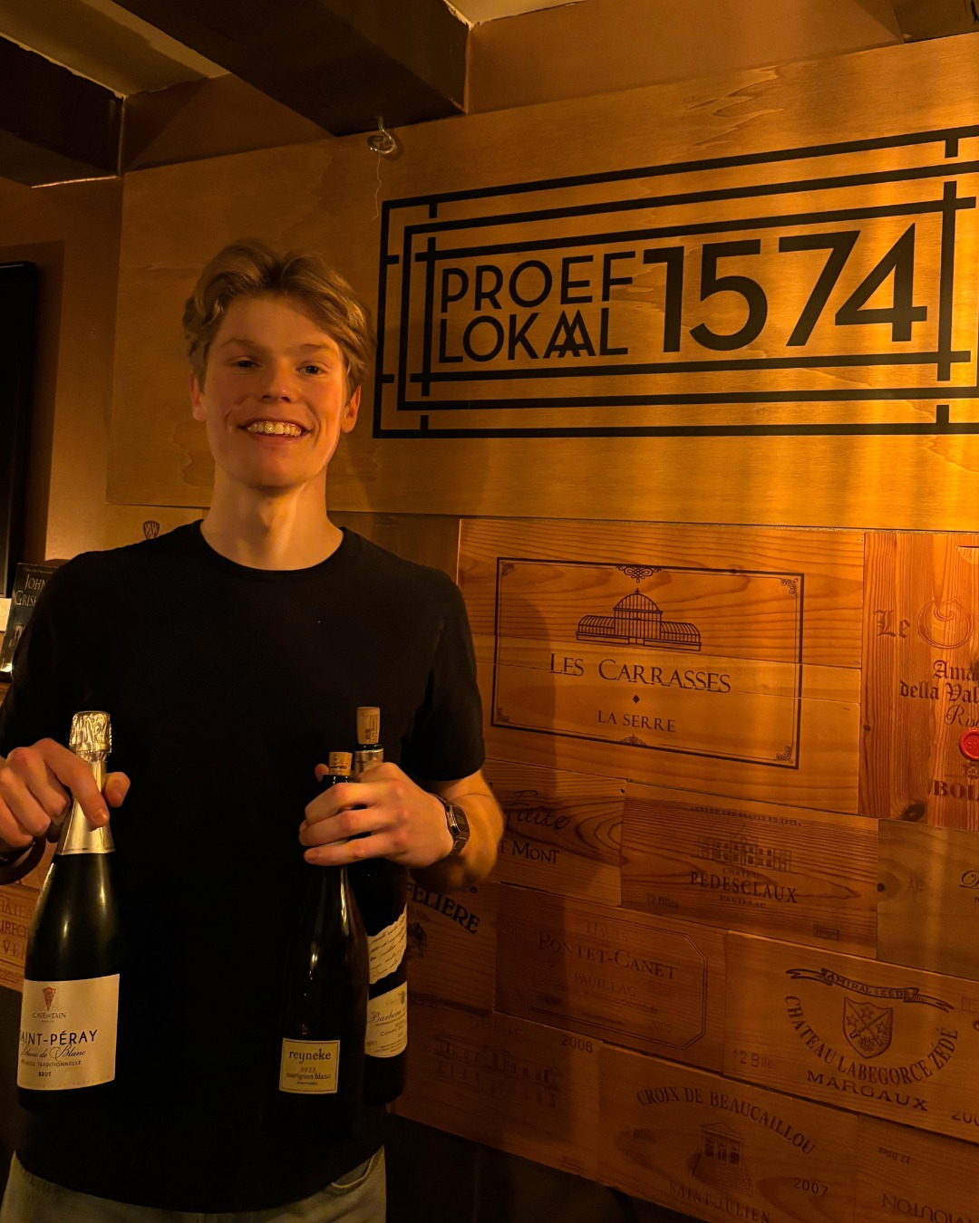 De favoriet van... Guus🍷
Guus studeert fiscaal recht. Altijd vrolijk, altijd in voor een praatje en altijd eerlijk in zijn wijnadvies. Vraag je hem wat je moet drinken? Grote kans dat je met één van deze drie aan tafel eindigt:
🍾 Saint-Péray “Blanc de Blancs” Brut – Cave de Tain
Een mousserende wijn uit de noordelijke Rhône en misschien wel Guus z’n ultieme begin van de avond. Gemaakt volgens de traditionele methode, dus mooi verfijnde bubbels. In de geur frisse appel, citrus en een lichte amandeltoon, in de smaak strak, fris en elegant. Perfect als aperitief, maar ook verrassend lekker bij oesters of lichte visgerechten. Zo’n glas waarvan je ongemerkt nog eentje bestelt.
🍏 Reyneke Sauvignon Blanc 2023
Biodynamisch uit Zuid-Afrika en precies wat Guus graag drinkt na zijn studie: zuiver, energiek en doordrinkbaar. Veel limoen, groene appel en een klein grassig randje, maar mooi in balans met rijper fruit. Fris zonder scherp te worden. Heerlijk op het terras, bij salades, geitenkaas of gewoon op een zonnige middag met vrienden.
🍒 Barbera d’Alba “Campo del Gatto” 2021 – Costa di Bussia
De rode favoriet. Sappig, fruitig en precies serieus genoeg. Veel kersen, rood fruit en een subtiel kruidig randje. De frisse zuren maken ’m gevaarlijk doordrinkbaar en daarom ook typisch een Guus-aanrader aan tafel. Perfect bij pasta, pizza, charcuterie of gewoon een lange avond natafelen.
Heb je Guus al om wijnadvies gevraagd? Grote kans dat dit ‘m wordt 😉🥂