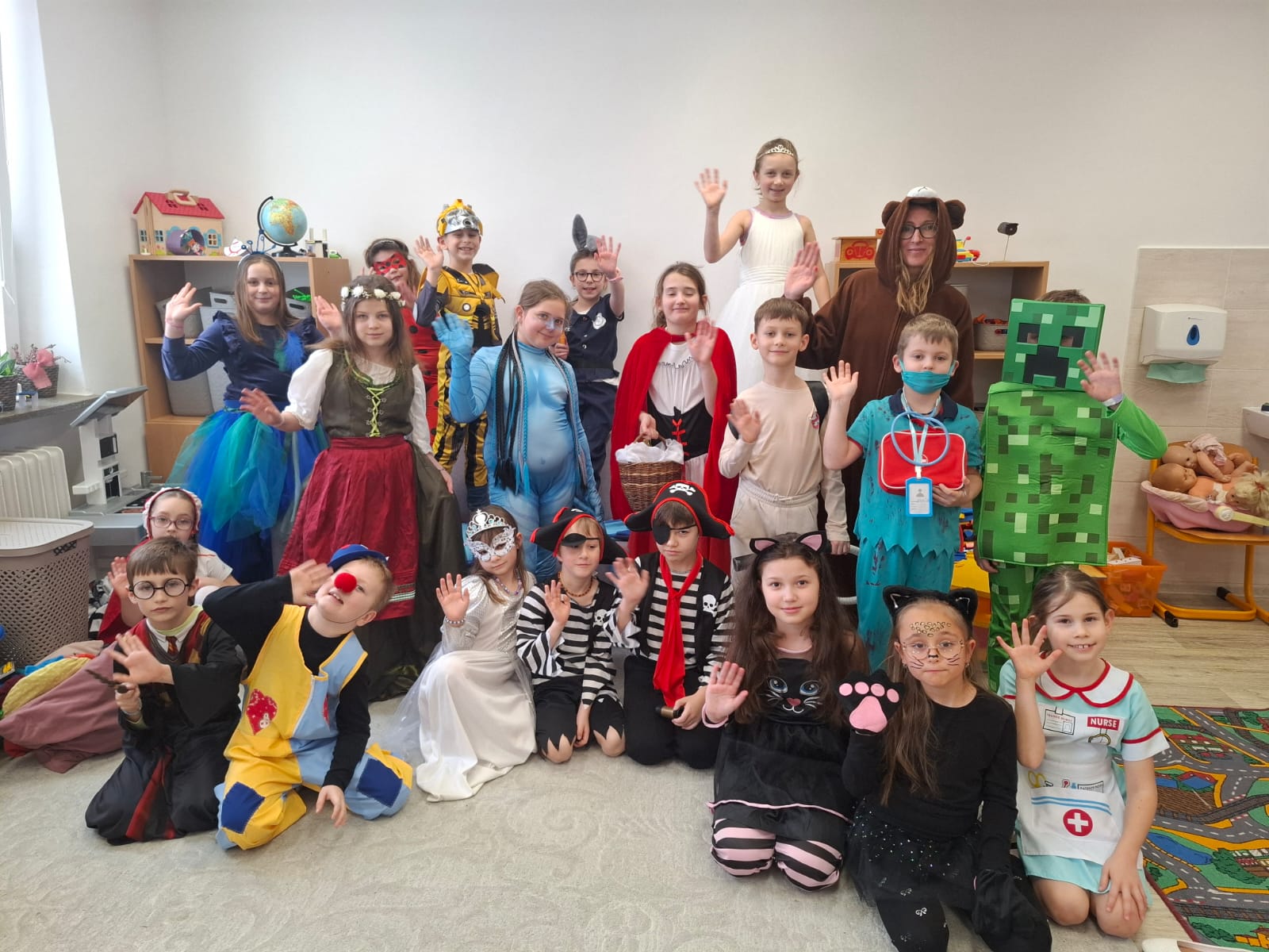 🎭 Zhodnocení maškarního karnevalu 🎉
Letošní maškarní karneval školní družiny se vydařil na jedničku a přinesl všem účastníkům odpoledne plné radosti, smíchu a krásných zážitků. Sál se zaplnil pestrobarevnými maskami – od pohádkových bytostí přes zvířátka až po originální a nápadité kostýmy, které překvapily svou kreativitou.
Během programu si děti užily řadu soutěží, tanečních her a společné zábavy. Atmosféra byla po celou dobu velmi příjemná a plná nadšení. Velký úspěch mělo také připravené občerstvení, které všechny potěšilo.
Vyhlášení nejlepších masek bylo slavnostním vyvrcholením celého karnevalu. Paní vychovatelky měly nelehký úkol vybrat ty nejzdařilejší, protože všechny masky byly originální a pečlivě připravené.
Děkujeme všem účastníkům za skvělou atmosféru, rodičům za přípravu krásných kostýmů a drobného pohoštění a všem organizátorům za pečlivou přípravu celé akce. Díky vám byl karneval opět nezapomenutelným zážitkem.
Těšíme se na další společné setkání! 🎊
Vychovatelky ŠD