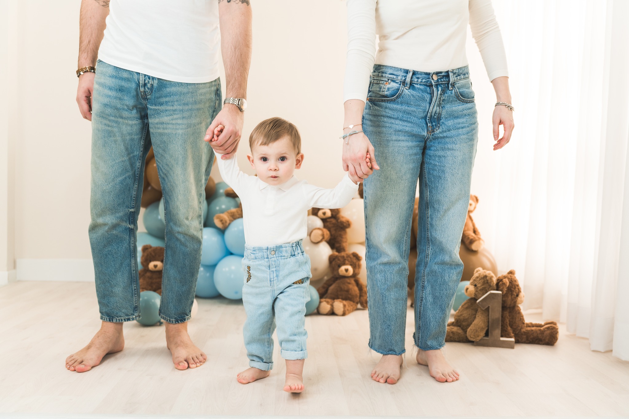 Prima le foto di famiglia. 🤍
Un abbraccio, una risata, il vostro modo di essere insieme.
Poi arriva lui… lo Smash Cake. 🎂
Manine nella torta, faccine sporche di panna e pura felicità.
E per finire?
Il dolcissimo bagnetto nel latte. 🥛✨
Un’esperienza completa.
Un ricordo che profuma di primo compleanno.
Se il tuo bimbo sta per spegnere la sua prima candelina, scrivimi. 💛
www.peregosilviafotografa.it
