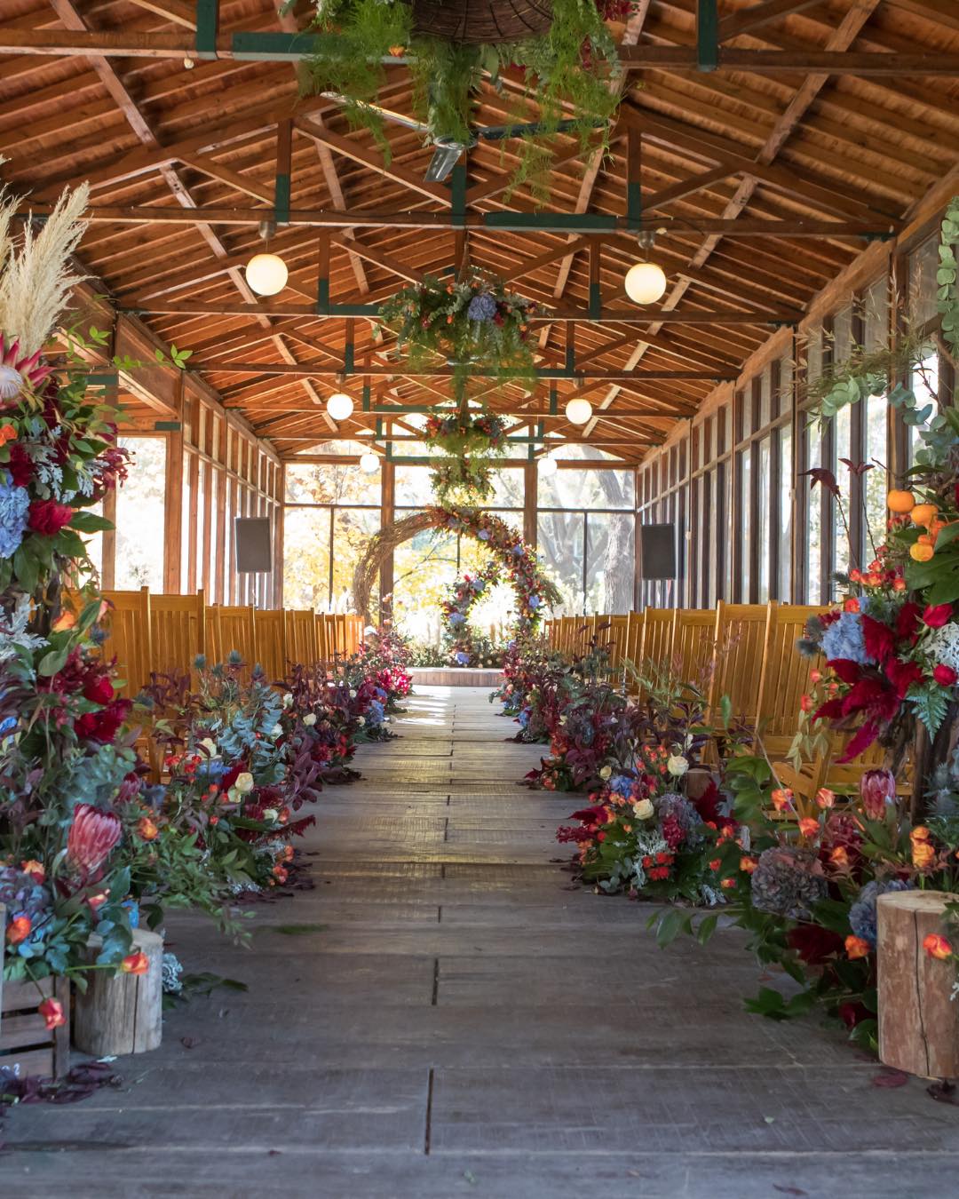 Spring is on the horizon, and you can feel it in every bloom šøāØ
Rich reds, soft corals, fresh greens, and hints of blue come together to create a vibrant, romantic palette that feels alive and full of promise. As the seasons shift, so does the energyālighter, brighter, and ready for new beginnings.
This is what spring weddings are made of: color, texture, and florals that transform a space into something unforgettable. šæš