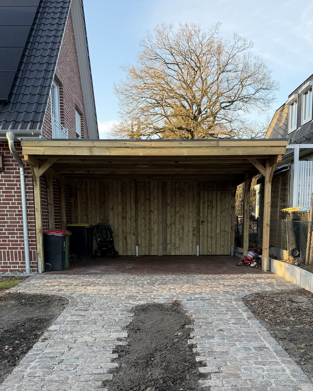 Carport CLASSIC mit Abstellraum.
Für dieses Projekt durften wir einen maßgefertigten Carport aus Kiefer KDI realisieren – inklusive praktischem Abstellraum. Die hochwertige Holzblende mit Dachrandprofil sorgt für eine klare, moderne Optik. Auf dem Dach schützt eine langlebige EPDM-Bedachung zuverlässig und geräuscharm vor Wind und Wetter.
Wie gefällt dir der Carport?
Melde dich gerne für ein unverbindliches Carportangebot: 📞04106-6414170 oder gleich hier per 📩DM.
#holzcarport #carport #einzelcarport #freeseholzcarport #carportexperten