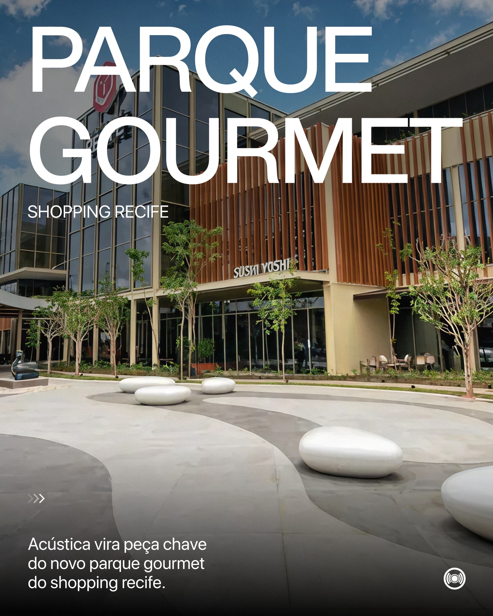 Antes mesmo de encantar pelo cardápio, o Parque Gourmet do Shopping Recife, inaugurado em 30 de outubro de 2025, já chama atenção pela experiência sensorial que oferece. Em um ambiente amplo, dinâmico e naturalmente movimentado, o conforto acústico foi tratado como elemento essencial do projeto, garantindo que convivência, conversas e sons ocorram de forma agradável.
Voltado à gastronomia e à socialização, o Parque Gourmet ocupa três andares com espaços abertos, varandas com luz natural e circulação eficiente. A arquitetura contemporânea estimula permanência e interação, criando um ambiente acolhedor para diferentes momentos do dia, do almoço rápido ao jantar sofisticado, do encontro casual ao passeio em família.
Para que essa proposta funcionasse na prática, foram desenvolvidas soluções acústicas específicas para as áreas comuns e para as diferentes tipologias de restaurantes. O desafio foi harmonizar o fluxo intenso de pessoas com as atividades de cada espaço, sem comprometer a experiência dos clientes. A absorção sonora foi garantida por baffles distribuídos pelos corredores, alinhados à estética arquitetônica, e por placas de lã de PET aplicadas na laje. A simulação acústica foi desenvolvida por @arq_felipe_paim.
Estabelecimentos como o Zio, Chiwake e Toscana também receberam projetos acústicos sob medida, elaborados conforme o funcionamento de cada operação. Já na Fazenda Churrascada, que conta com apresentações musicais, o projeto incluiu isolamento acústico, permitindo som ao vivo sem interferir nas demais áreas do Shopping.
As soluções preservam a identidade sonora de cada ambiente e mantêm a sensação de bem-estar em um espaço que já nasceu multifuncional. O resultado é a integração entre gastronomia, arquitetura e conforto para proporcionar boas experiências.
Aberto ao público, o Parque Gourmet se consolida como novo ponto de encontro no Recife, reforçando a importância de projetos pensados para quem vive o espaço. O Shopping Recife está de parabéns!