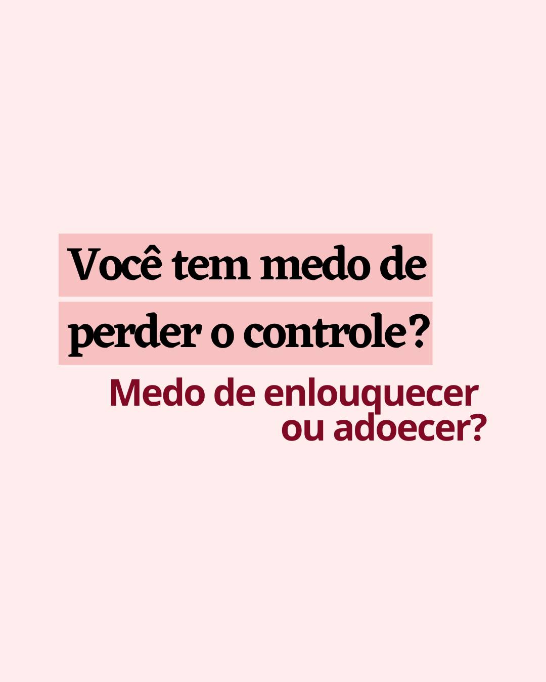 Uma das maiores angústias de quem vive com ansiedade não é o pensamento em si. É o que ele parece significar.
“E se eu perder o controle?”
“E se eu fizer algo que não quero?”
“E se eu surtar?”
E aí vem o desespero:
“Por que eu pensei isso? O que isso diz sobre mim?”
Mas aqui está um ponto importante:
Medo não é intenção.
Se o pensamento te assusta, te causa culpa, te dá angústia… isso já mostra que ele vai contra os seus valores.
A ansiedade ativa a amígdala, a parte do cérebro que detecta perigo, e começa a criar cenários extremos como forma de proteção.
Ela exagera para tentar garantir segurança.
Só que o cérebro ansioso não diferencia muito bem possibilidade de probabilidade.
Pensar não é querer.
Pensar não é fazer.
Pensar não é prever.
Há 10 anos eu vejo pacientes se sentirem aterrorizados por pensamentos que nunca refletiram quem realmente são. Ansiedade ataca justamente o que é importante para você.
Agora me conta:
Qual medo mais aparece na sua mente ultimamente?
Perder o controle?
Adoecer?
Machucar alguém?
Eu quero entender o que está por trás do seu medo.