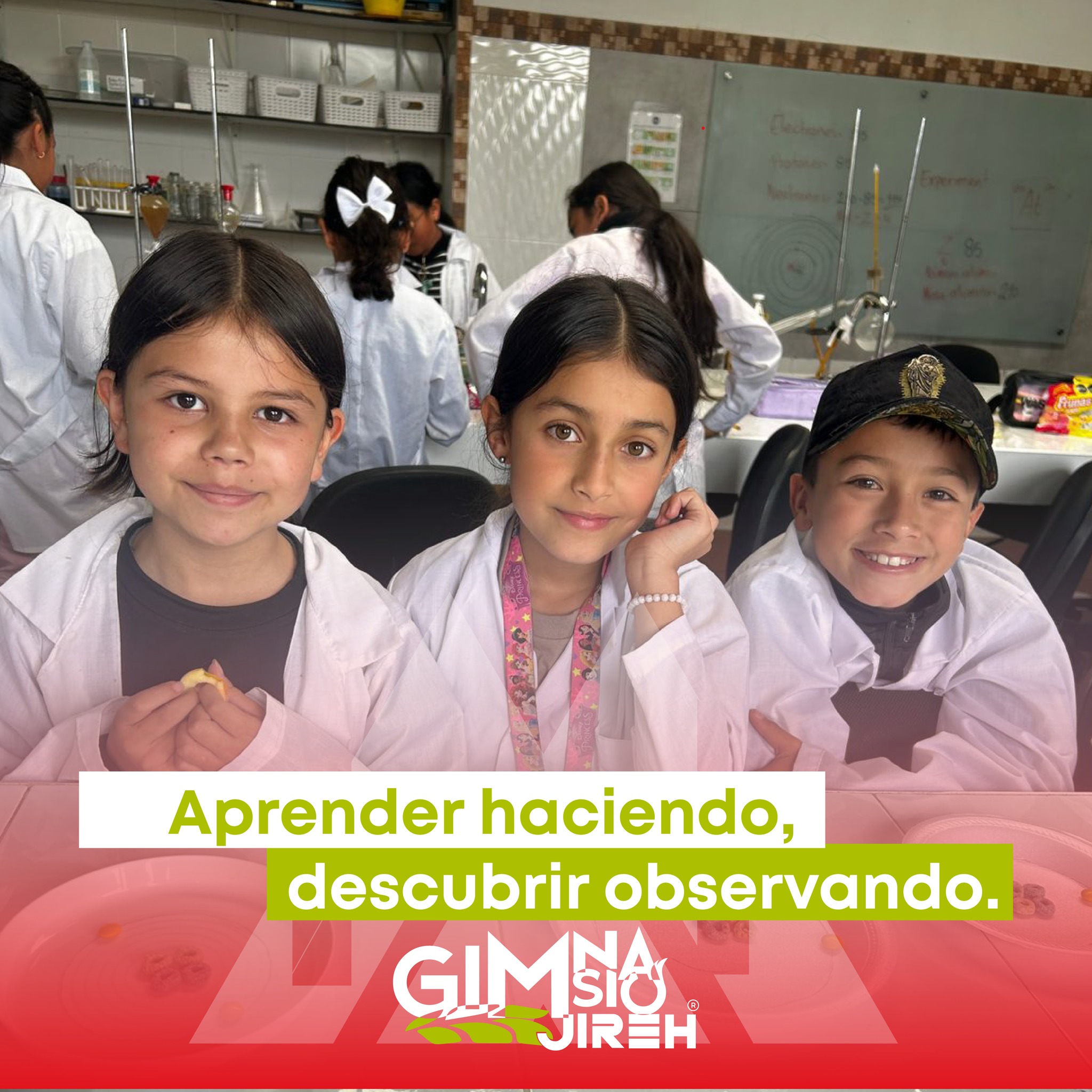 Nuestros estudiantes representaron el modelo atómico de los elementos de la tabla periódica, comprendiendo cómo están formados los átomos desde su núcleo hasta sus niveles de energía.
Además, vivimos una experiencia fascinante al realizar la observación de organismos en el microscopio, explorando un mundo invisible a simple vista y descubriendo la belleza de las células y microorganismos.
🧪 Ciencia que se construye con las manos.
🔎 Conocimiento que se descubre con curiosidad.
✨ Aprendizaje que deja huella.
#CienciaEnAcción #AprenderHaciendo #ExploradoresDelConocimiento #EducaciónConPropósito