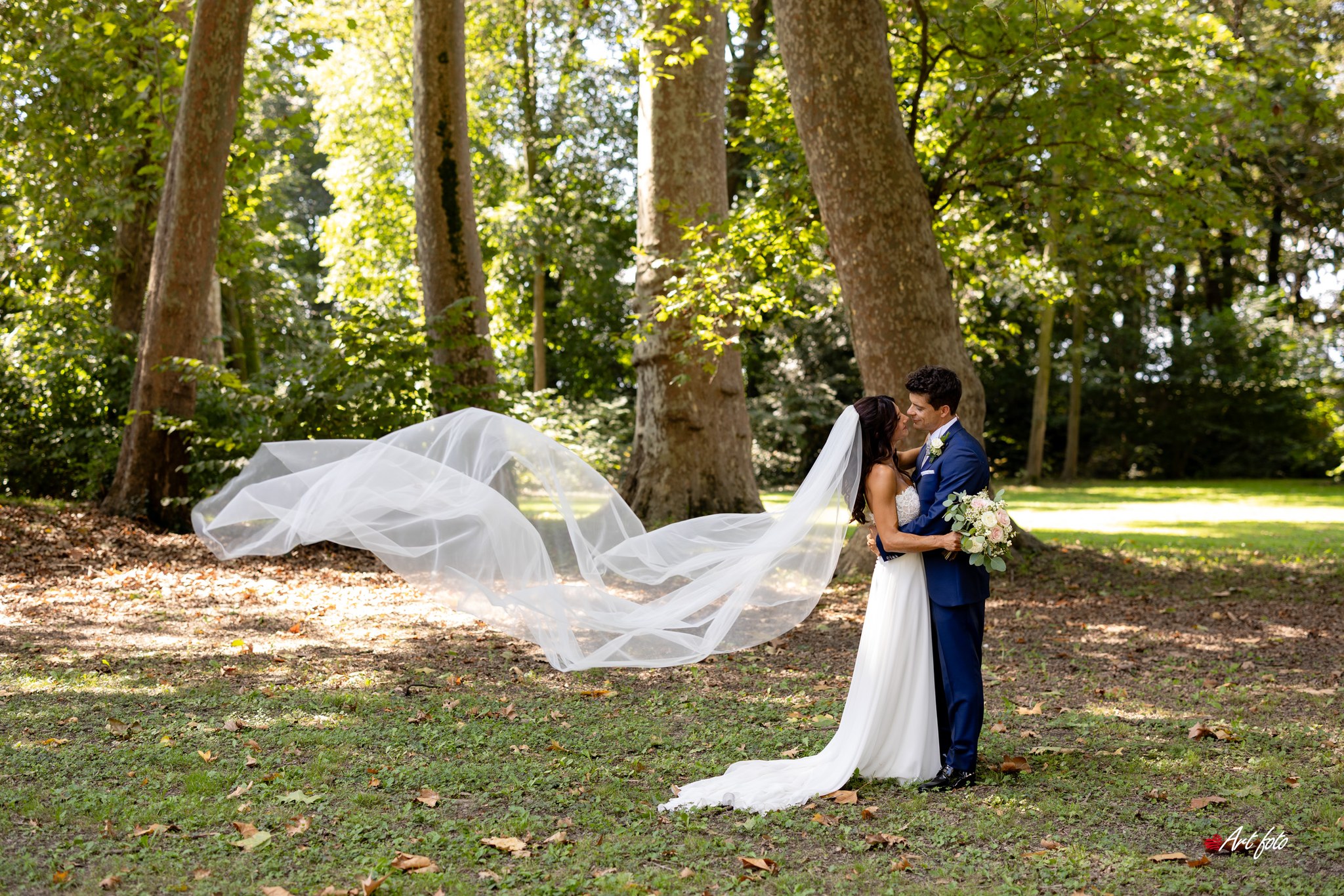 Marina e Stefano danzano nel cuore del bosco: il vento solleva il velo e ogni movimento sembra una promessa che prende forma tra gli alberi. Qui, la natura è la scenografia del vostro amore.
Prenota una visita: eventi@tenutaberroni.it
Marina & Stefano
Ph: @artfoto_torino
.
.
.
#TenutaBerroni #Matrimonio #Wedding #MatrimoniPiemonte #LocationMatrimonio #VillaPerMatrimoni #VillaEventi #Sposa #Sposi2026 #WeddingPlanner #WeddingInspiration #Ricevimento #RitoCivile #ParcoStorico #Piscina #Tensostruttura #AllestimentiMatrimonio #WeddingPhotography #Nozze #EventiAziendali #MatrimonioItaly #DestinationWeddingItaly