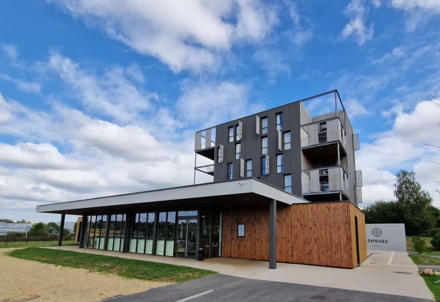 🏨 𝐎𝐍 𝐓𝐄𝐒𝐓𝐄 𝐏𝐎𝐔𝐑 𝐕𝐎𝐔𝐒 : 𝐋’𝐇𝐨̂𝐭𝐞𝐥 𝐎𝐦𝐧𝐮𝐛𝐨 ! 🔍
Vous cherchez une alternative pépite à la Cité Nocturne ? Le Jardin des Légendes a posé ses valises à l'Hôtel @omnubocollection , à seulement 5 minutes du @puydufou ! 🚗💨
📋 𝐋𝐀 𝐅𝐈𝐂𝐇𝐄 𝐃'𝐄𝐗𝐏𝐄𝐑𝐓𝐈𝐒𝐄 :
💰 Budget : 80€ à 200€ / nuit.
📍 Distance : 4 km (Portière à portière en 5 min chrono !).
🥐 Petit-déj' : 4,5/5. Un buffet local sucré/salé qui réveille les papilles.
⭐ 𝐏𝐎𝐔𝐑𝐐𝐔𝐎𝐈 𝐎𝐍 𝐀𝐃𝐎𝐑𝐄 :
✅ L’accueil : Un personnel aux petits soins et une déco ultra-moderne dès le hall. On se sent "comme à la maison".
✅ Le confort : Des chambres lumineuses, du sol cocooning à la machine Nespresso.
✅ Le Spa privatif : Notre coup de cœur ❤️ ! Les Junior Suites avec terrasse et jacuzzi privé pour une déconnexion totale après le parc.
👑 𝐋𝐄 𝐕𝐄𝐑𝐃𝐈𝐂𝐓 𝐃𝐔 𝐉𝐀𝐑𝐃𝐈𝐍 :
C'est notre hôtel coup de cœur hors-parc ! Entre la localisation imbattable, l'espace bien-être et le restaurant de produits locaux, il coche toutes les cases d'un séjour réussi. 🏆
⚠️ Astuce d'expert : Si les suites Spa sont complètes, réservez une "Double Deluxe Bien-être" : 2h d'accès au spa de l'hôtel sont incluses ! 🧖♂️
💬 Alors, cet hôtel vous tente pour votre séjour 2026 ? Dites-nous en commentaire quel autre établissement vous aimeriez qu'on teste ! 👇
#LeJardinDesLegendes #PuyDuFou2026 #Omnubo #TestHotel #PuyDuFou #VoyageVendee #BonPlanVoyage #HotelDesign