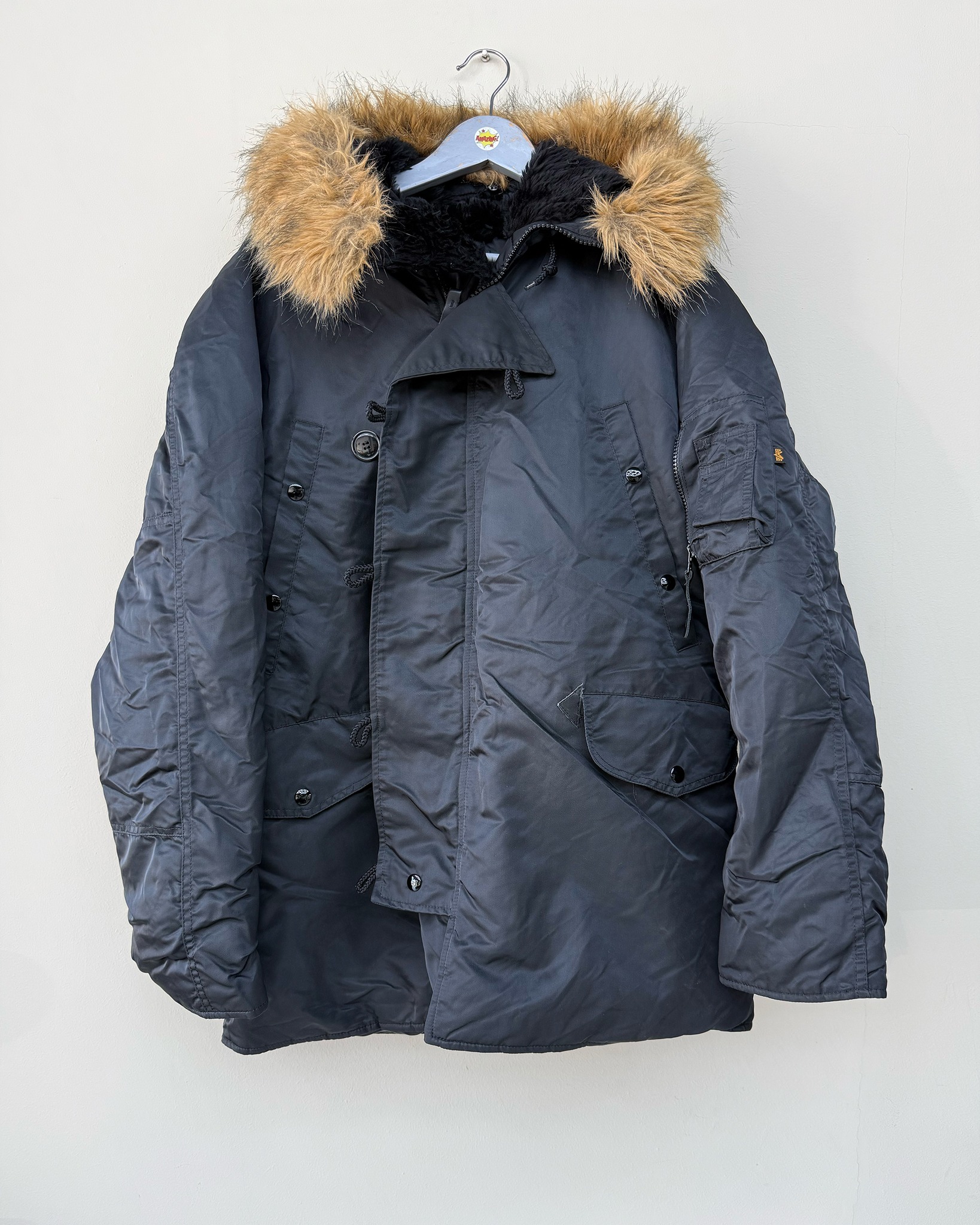 Freddo estremo? Risponde l’N-3B. ❄️✈️
In vendita Alpha Industries N-3B “Snorkel Parka”, uno dei capi più iconici ispirati alla dotazione originale della USAF. Progettato per affrontare temperature rigidissime, oggi è un must dello streetwear invernale.
🧥 Caratteristiche del modello
🔹 Origine: parka storico da aviazione militare
🔹 Materiali: guscio in nylon idrorepellente e antivento, imbottitura in poliestere
🔹 Cappuccio: profondo stile snorkel, con bordo in pelliccia sintetica removibile e fodera calda
🔹 Dettagli militari:
• tasca Utility sulla manica con nastro rosso “Remove Before Flight”
• rinforzi sui gomiti
• ampie tasche esterne funzionali
🔹 Chiusura: zip frontale coperta da patta antivento con grandi bottoni
Un parka costruito per proteggere, diventato icona di stile. Caldo, tecnico, autentico.
🛒 Disponibile sul nostro shop on-line oppure in Store
💬 Contattaci per qualsiasi informazione o dettaglio che vuoi sapere
#AlphaIndustries #N3B #SnorkelParka #WinterReady