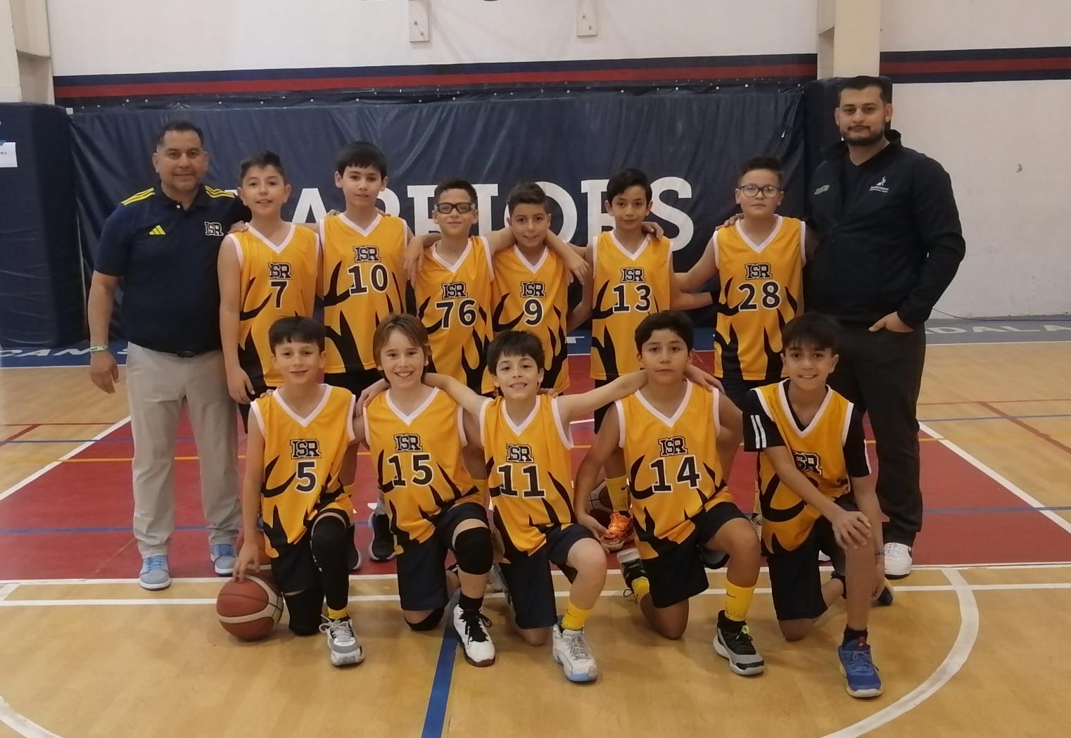 Del 12 al 16 de febrero se vivió la emoción del Torneo ASOMEX de Básquetbol categoría Infantil en las instalaciones del American School Foundation of Guadalajara, donde 18 equipos de 11 instituciones se reunieron para competir, convivir y demostrar su talento en ambas ramas. 🏀⚡
El San Roberto International School estuvo presente con gran entusiasmo participando con sus selecciones 2014-15 femenil y varonil, quienes tuvieron una extraordinaria experiencia dentro y fuera de la cancha, dejando todo en cada partido.
¡Felicidades a todos nuestros jugadores y jugadoras por su esfuerzo, compromiso y espíritu deportivo!
GO BUCKS! 🏀
