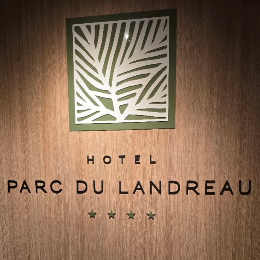 🏛️ 𝐎𝐍 𝐓𝐄𝐒𝐓𝐄 𝐏𝐎𝐔𝐑 𝐕𝐎𝐔𝐒 : 𝐋’𝐇𝐨̂𝐭𝐞𝐥 𝐏𝐚𝐫𝐜 𝐝𝐮 𝐋𝐚𝐧𝐝𝐫𝐞𝐚𝐮 🌿
Besoin de calme et de zénitude après l'effervescence du parc ? Le Jardin des Légendes a testé l' @hotelparcdulandreau 4* aux Herbiers. Une pépite "Urban-Chic" à seulement 15 minutes du @@puydufou ! 🚗💨
📋 𝐋𝐀 𝐅𝐈𝐂𝐇𝐄 𝐃'𝐄𝐗𝐏𝐄𝐑𝐓𝐈𝐒𝐄 :
💰 Budget : 90€ à 280€ / nuit.
📍 Distance : 11 km (15 min de route fluide).
🥐 Petit-déj' : 4,5/5. Un buffet ultra complet pour bien démarrer.
⭐ 𝐏𝐎𝐔𝐑𝐐𝐔𝐎𝐈 𝐎𝐍 𝐀𝐃𝐎𝐑𝐄 :
✅ L’Ambiance Cocooning : Une architecture moderne qui mêle bois et design. On s'y sent instantanément "comme à la maison".
✅ La Chambre Privilège : Spacieuse (jusqu'à 4 personnes), déco soignée et le vrai luxe : une salle de bain avec baignoire ET douche ciel de pluie ! 🛀✨
✅ Détente Illimitée : Accès gratuit de 7h à 22h à l'espace Bien-être (Piscine, Spa, Hammam, Fitness). Le combo parfait pour récupérer de sa journée. 🧖♂️
✅ Les p'tits plus : Espace jeux (billard, baby-foot), restaurant "La Trattoria" sur place et bouteilles d'eau offertes à l'arrivée.
👑 𝐋𝐄 𝐕𝐄𝐑𝐃𝐈𝐂𝐓 𝐃𝐔 𝐉𝐀𝐑𝐃𝐈𝐍 :
C'est l'adresse idéale pour ceux qui recherchent un confort 4 étoiles et un environnement apaisant. On a adoré la décoration chaleureuse et la proximité avec le parc tout en étant au calme absolu. Une valeur sûre ! 🏆
⚠️ Conseil d'expert : Profitez du salon de lecture au 1er étage pour débriefer votre journée au calme avant de filer au spa !
💬 Plutôt branché "Espace Bien-être" ou "Proximité immédiate" pour votre séjour ? Dites-le nous en commentaire ! 👇
#LeJardinDesLegendes #PuyDuFou2026 #HotelParcDuLandreau #LesHerbiers #Expertise #BienEtre #VoyageVendeé #DormirAuPuyDuFou #LuxeCosy