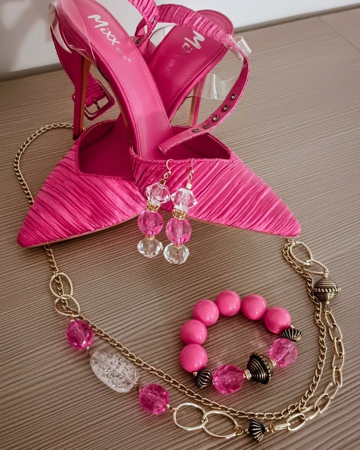 Added a pop of color with #customjewelry to match the shoes. #weddingvibes❤️ #statementjewelry