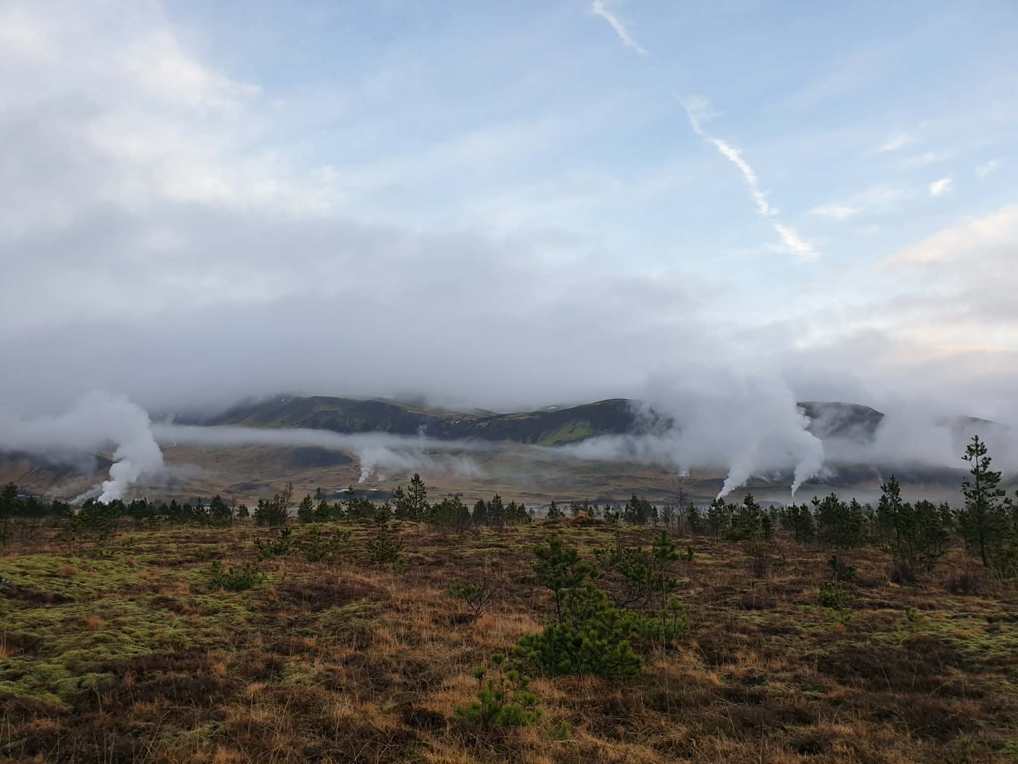 When you’re in Hveragerði and lucky enough to catch a stunning sunrise, golden hues glowing through the steam. What a dream 🌅
#VisitHveragerði #VisitIceland #travel #Iceland #DiscoverHveragerði #ExploreIceland #IcelandicMagic