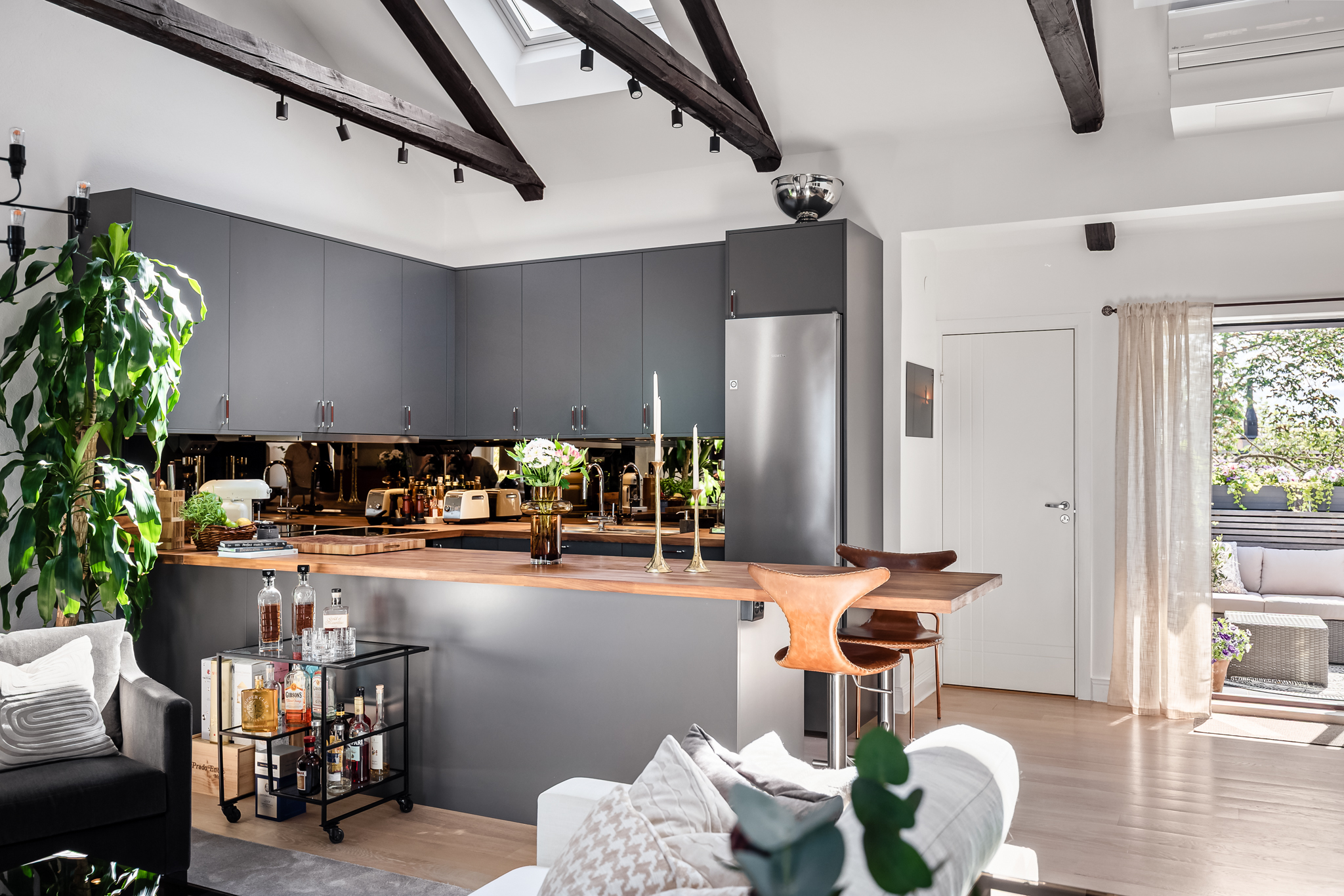 Fjällgatan, Stockholm.
Fotad av @rbk_fotografi,
Redigerad av @chimli.se,
För Lotta
.
.
.
#bostadsfotograf #stockholm #mäklarfotograf #interiorphotography #retusch #fastighetsfoto #interiordesign #scandinavianinterior #inredningsinspiration #homedecor #drömhem #interiorinspo #nordichome #interiörfoto #interiör #inredningsdetaljer #homestyling #interiordetails #homeinspo #realestatephotography #bostadsfotografstockholm #norrland #fastighetsfotograf #inredningsdesign #heminredning