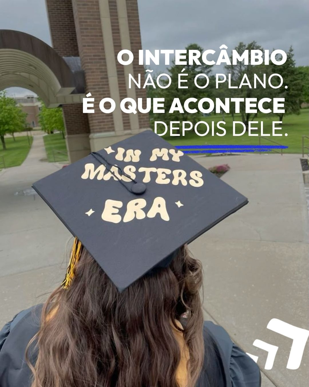 O intercâmbio não é o plano.
É o que acontece depois dele.
Durante muito tempo, intercâmbio foi tratado como pausa. Um tempo fora, uma experiência cultural, algo para “viver” antes de voltar à vida real.
Só que quem passa por isso sabe que não é assim que funciona.
Quando você muda de país, muda o idioma, o ritmo, a forma de pensar, trabalhar e se posicionar. Aprende a resolver problemas sozinho, a se adaptar rápido e a competir em um mercado que não te deve nada. Isso não fica só no currículo. Fica em você.
Por isso o intercâmbio deixou de ser experiência e virou estratégia. Ele abre portas que muita gente nem sabia que existiam. Novas carreiras, novos mercados, novas possibilidades de renda e de vida.
Não é por acaso que cada vez mais adultos escolhem esse caminho. Não tem a ver com idade, tem a ver com propósito. Entender que o mundo mudou e que ficar parado custa mais caro do que recomeçar.
Os países sabem disso. Por isso investem em educação internacional, atraem estudantes e formam profissionais que o próprio mercado precisa absorver depois. O intercâmbio não termina no visto. Ele continua nas oportunidades que vêm em seguida.
No fim, a pergunta nunca foi se vale a pena fazer intercâmbio.
A pergunta é o que você quer construir depois dele.
Se você quer transformar intercâmbio em plano de vida, o próximo passo está no link da bio.