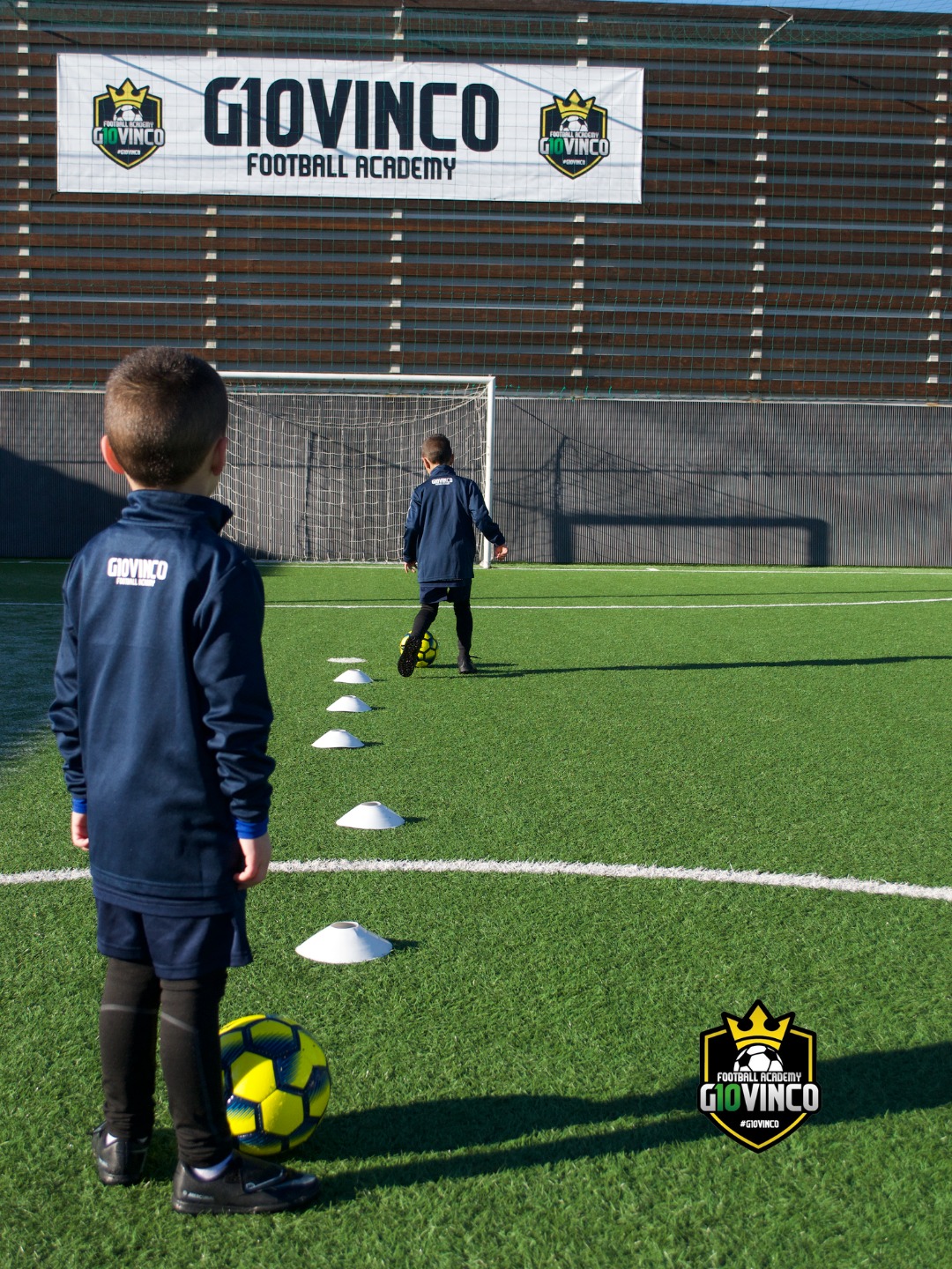Il segreto per un controllo palla perfetto? La precisione ⚽️
Oggi i nostri ragazzi si sfidano in uno slalom tra i cinesini: coordinazione e rapidità sono le parole d'ordine del nostro metodo!
Vuoi migliorare il tuo dribbling?
Scrivici in DM per le lezioni singole!
📍 Dove siamo: Green Club, Via Buffa 47 - Nichelino (TO)�🗓 Giorni disponibili: da Lunedì a Sabato�📞 Contatti: 3407443313 | ✉️ giovincoacademy@gmail.com
.
.
.
#G10vincoAcademy #giovinco #GiovincoAcademy #TecnicaCalcio #AllenamentoPersonal #SlalomCalcio