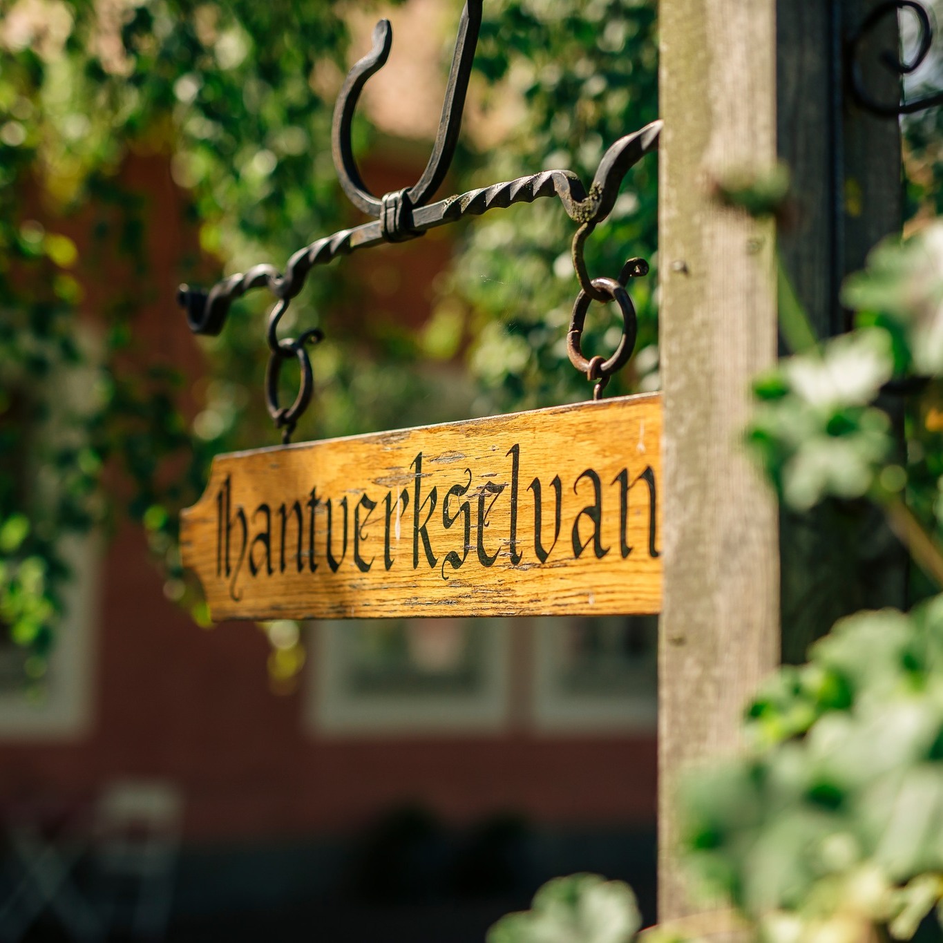 Butiken Hantverkselvan flyttar! I år finns dom i lokalen där pop-up 1 har legat, dvs. mittemot på hantverksgatan. Ni kan redan se den nya butiken i påsk då dom har öppet lör-sön! I butiken finner ni Britt-Marie Molander, Monika Torstensson, Anna Boman, Christine Bengtsson och Axel Fromberg Carlsen. De två sistnämnda är nya i butiken för i år. Butiken kommer även få gästutställare under säsongen.