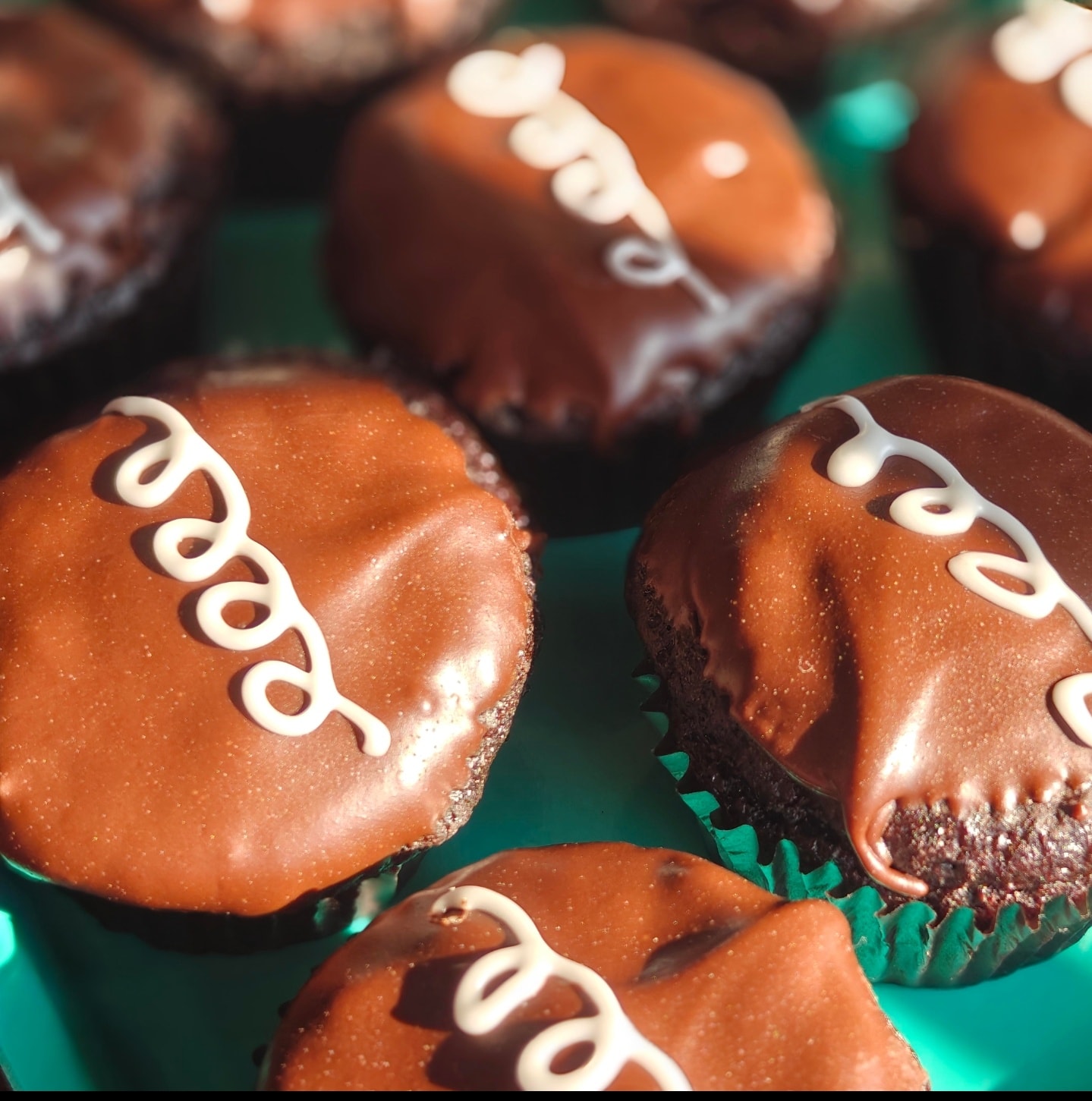 🍫✨ Ding dong… your childhood is at the door.
Meet our nostalgic Ding Dong–inspired cupcake — a rich chocolate cupcake stuffed with fluffy cream filling and topped with silky chocolate ganache.
It’s everything you loved in your lunchbox… just all grown up and way more delicious. 😉
One bite and you’ll be transported straight back to trading snacks at the cafeteria table (except this time, you’re not sharing).
Available in the bakery while they last!
#senzaglutenfree #glutenfreebakery #dingdonginspired #chocolatecupcake #nostalgictreats #ganachelove