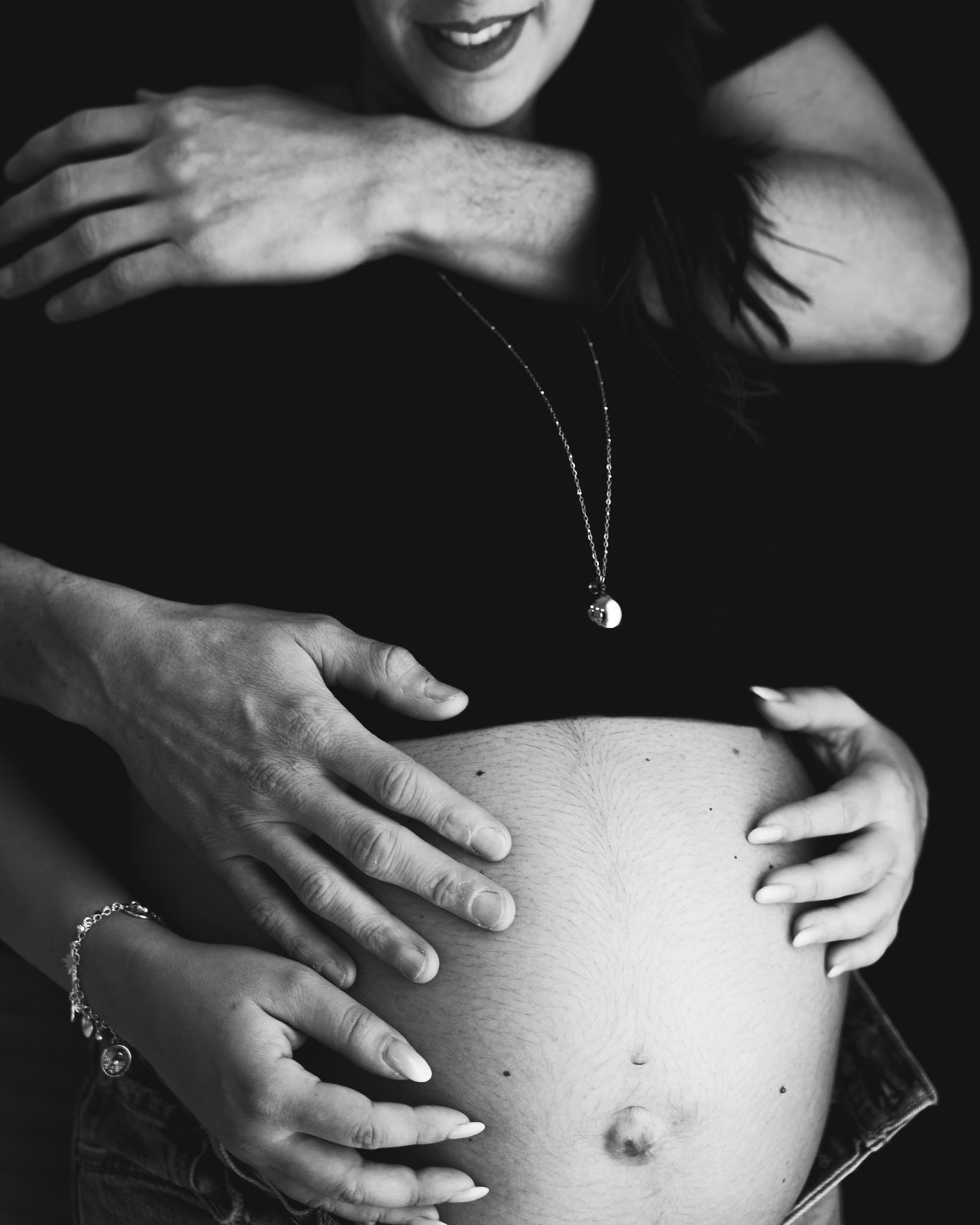 Il bianco e nero ha qualcosa di magico.
Quando preparo lo sfondo nero per una gravidanza, non è mai per caso.
Tolgo il superfluo.
Tolgo il rumore.
Resta solo l’essenziale.
La luce che accarezza la pancia.
Le mani che la proteggono.
Le curve che raccontano vita.
Nel bianco e nero non ci si distrae. Si sente.
Ogni dettaglio diventa più intenso.
Ogni emozione più profonda.
Ogni attesa più eterna.
Perché la gravidanza è già perfetta così.
Non ha bisogno di altro. 🤍
Se ami le immagini intense e senza tempo, il set su sfondo nero è pura emozione.
www.peregosilviafotografa.it