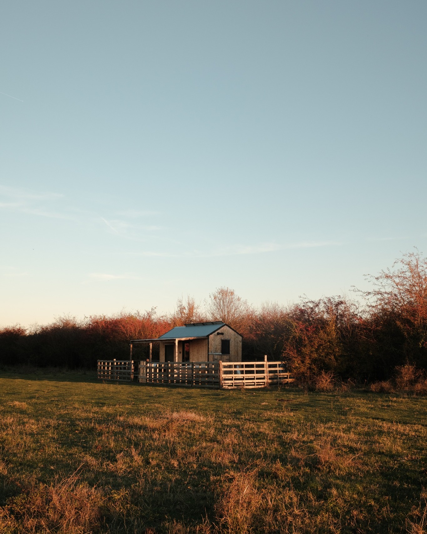 Proleće je pred vratima.
Sutra je prvi mart – i otvaramo novu sezonu u našem malom svetu.
Kućica Mikrokosmos je od sutra dostupna za rezervacije. ☘
Čekamo vas u sunčanoj Zasavici, tamo gde se dani bude uz cvrkut ptica, gde priroda diše sporije, a tišina ima svoj miris.
Miris proleća.
Miris zemlje, trave i novih početaka.
Dobrodošli u Buzzoffski.
Vaš beg u jednostavnost, mir i svetlost. 🌿✨
Rezervišite putem našeg sajta www.buzzoffski.com