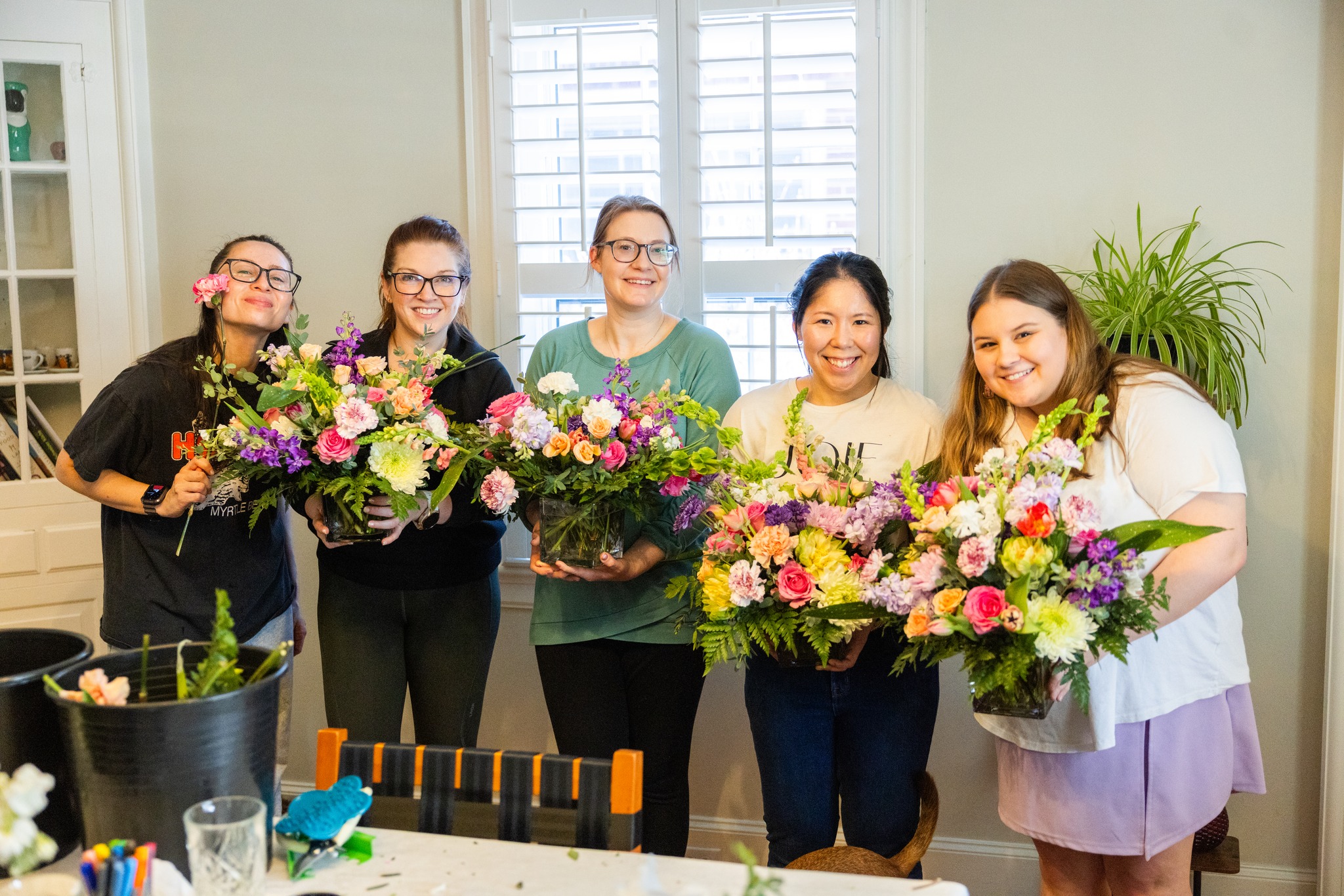 There’s something so special about celebrating a bride-to-be surrounded by flowers and her favorite people. This past weekend, I joined a sweet in-home bachelorette gathering, where we swapped traditional festivities for blooms — each lovely lady creating an arrangement that captured the joy of the season. Being invited into moments like these is such an honor, and a beautiful reminder of why I love what I do. 🌸✨