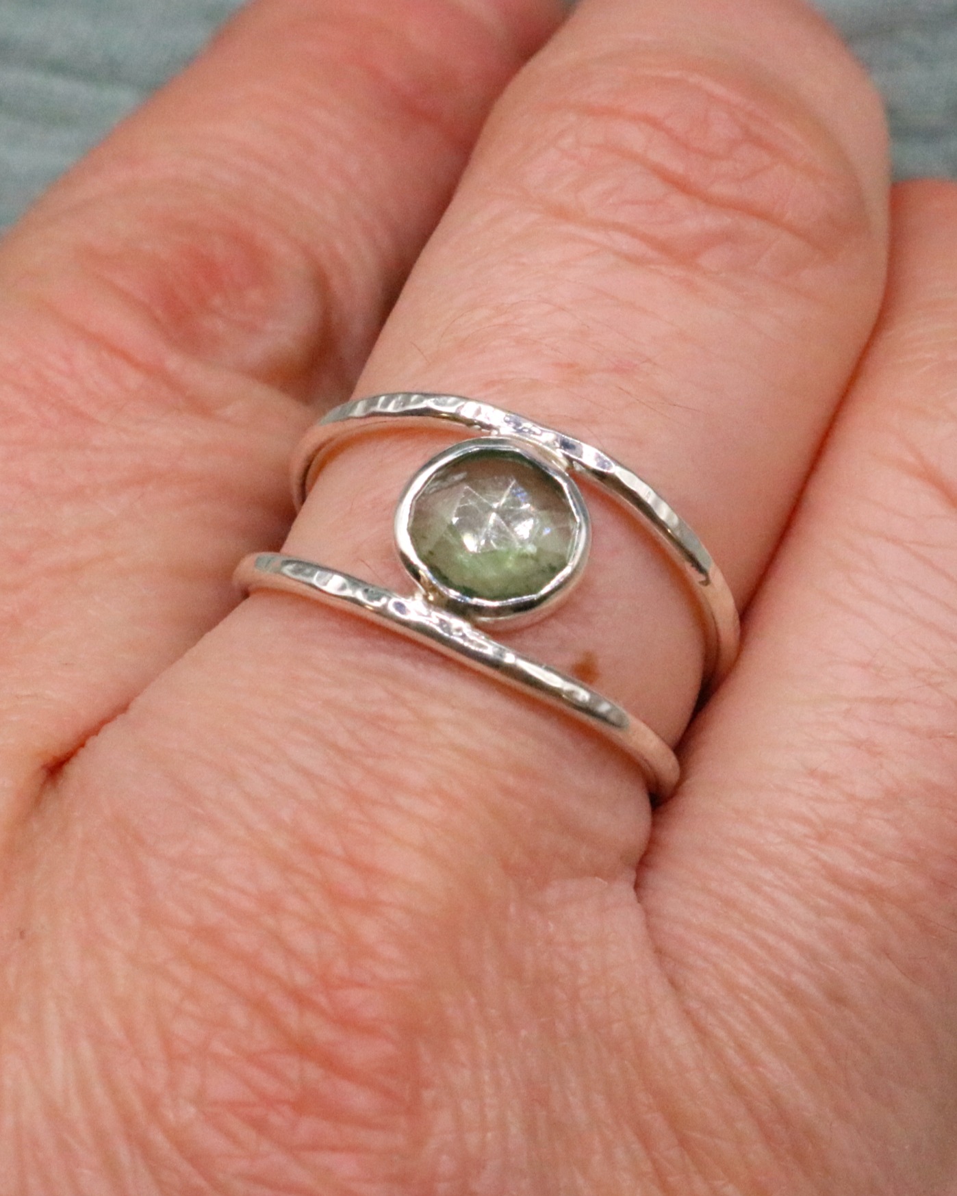 ✨ La collection Équilibre est en ligne.
Des lignes épurées,
de l’argent massif 925,
des pierres naturelles en taille rose.
Chaque pièce est façonnée à la main, en petites séries.
Elle est disponible dès maintenant sur le site. Lien en bio 🤍
#AtelierElysa #CollectionÉquilibre #BijouxArtisanaux #Argent925 #BijouxEnArgent #PierresNaturelles #Cyanite #QuartzRose #Améthyste #CréationFrançaise #FaitMain #BijouxMinimalistes #atelier_elysa