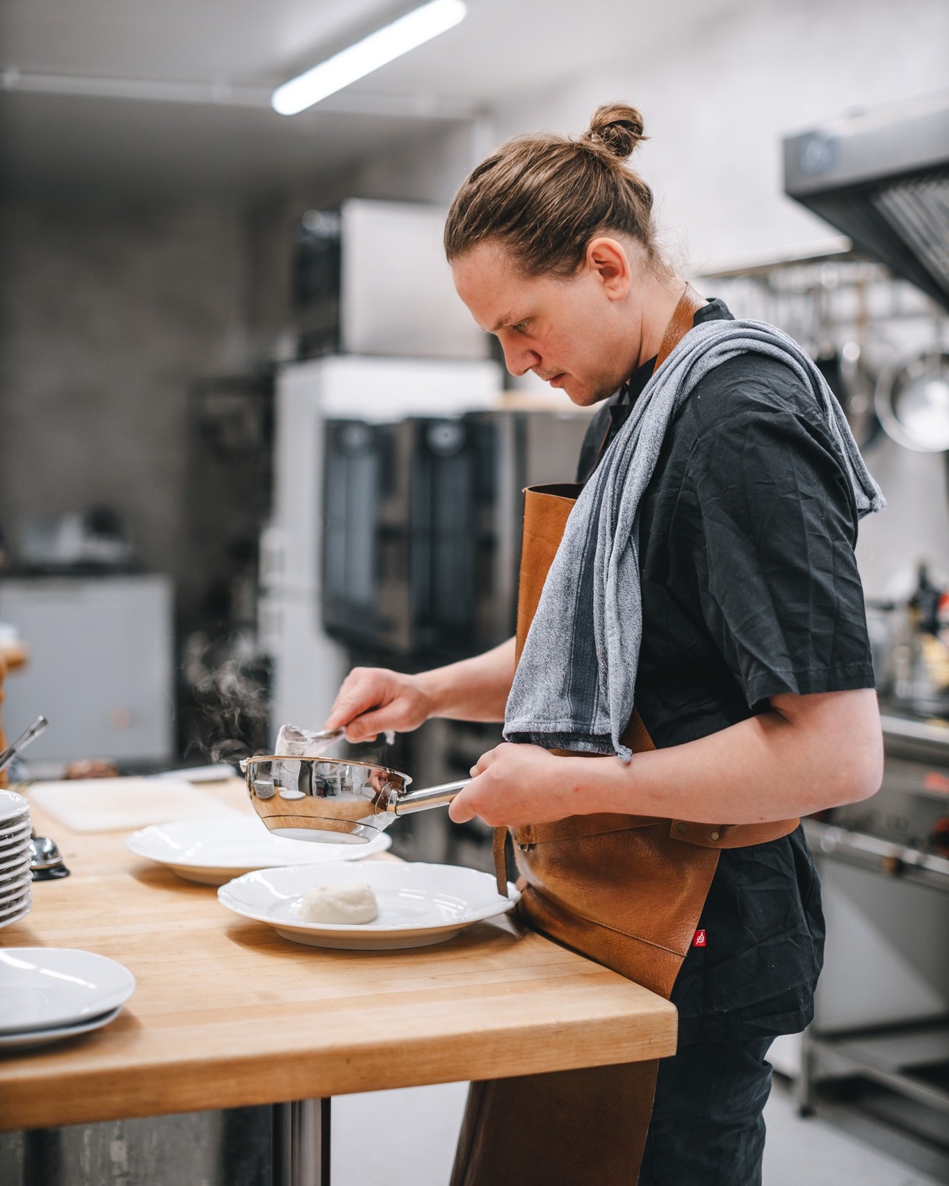 Tänk att det inte ens har gått ett år sedan Jon tog över Hensbacka.
Och ändå känns det som att vi redan har delat så många stunder med er. 🥰
Tack till alla er som har varit här, som stöttar oss och som gör Hensbacka levande. 💛
Vi är långt ifrån färdiga och vi vill fortsätta utvecklas tillsammans med er. Hensbacka är en del av det lokala livet och vi vill att det ska kännas så. Så fortsätt gärna dela tankar, idéer och feedback med oss. 🙏
Tack för att ni är en del av vår resa!