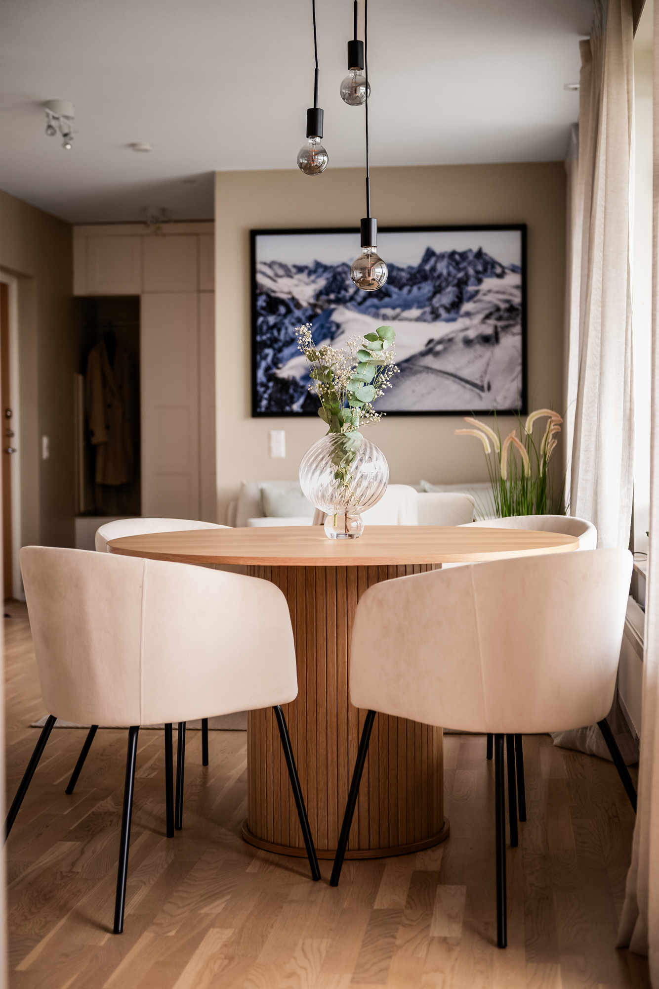 Kvarnvägen, Umeå.
Fotad av @bildfab.se,
Redigerad av @chimli.se,
För @mohvwithjohanna, @mohviumea
.
.
.
#bostadsfotograf #umeå #mäklarfotograf #interiorphotography #retusch #fastighetsfoto #interiordesign #scandinavianinterior #inredningsinspiration #homedecor #drömhem #interiorinspo #nordichome #interiörfoto #interiör #inredningsdetaljer #homestyling #interiordetails #homeinspo #realestatephotography #bostadsfotografumeå #norrland #fastighetsfotograf #inredningsdesign #heminredning