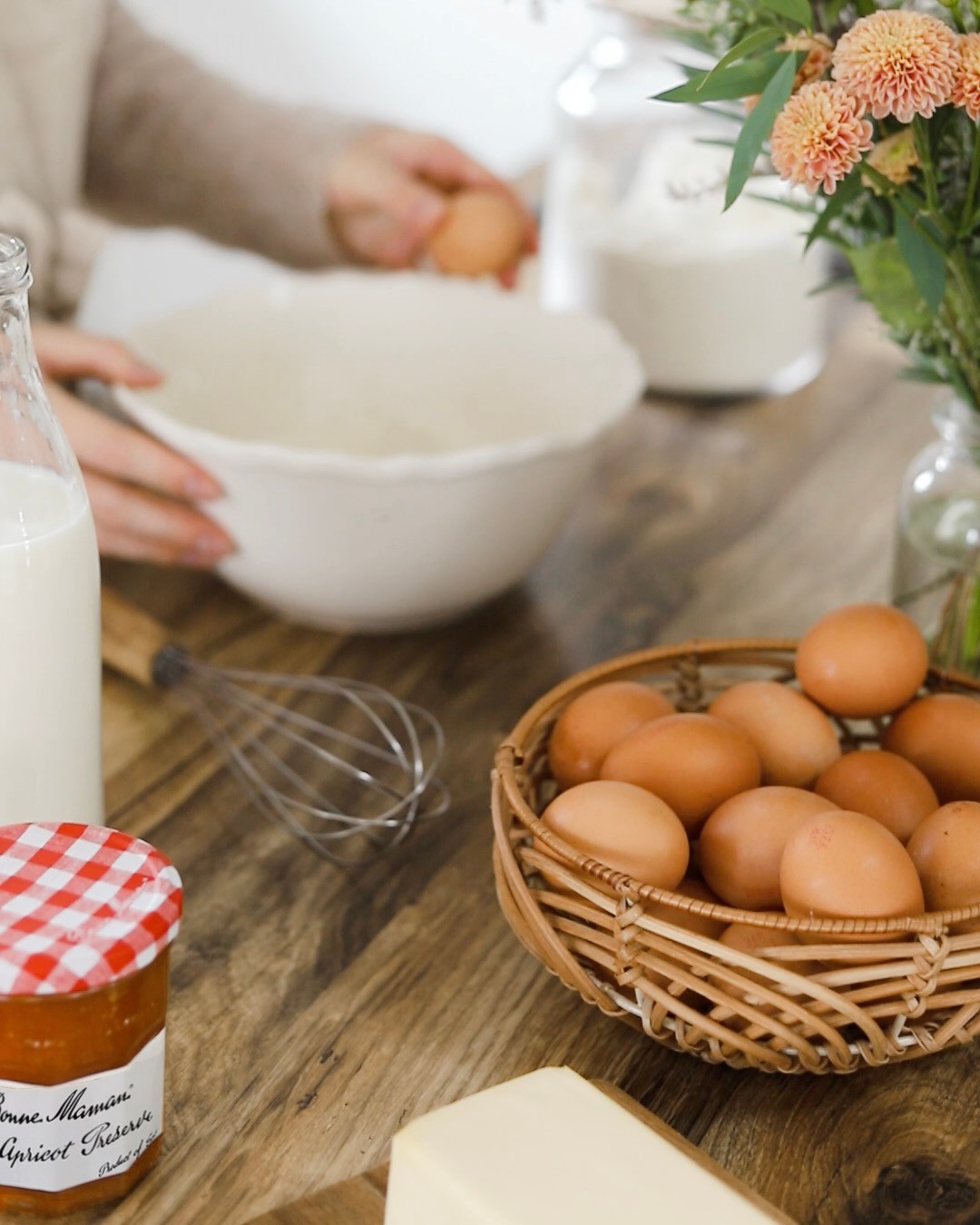 A warm classic, made brighter ☀️ There’s nothing like fluffy pancakes to start the day 🥞 A spoonful of our Apricot Preserves is all it takes to turn a simple stack into a sensorial journey of honeyed richness and sunlight distilled.
用一份溫暖的經典滋味,點亮今日 ☀️ 一日之始,沒有什麼比蓬鬆班戟的撫慰更為愜意 🥞 僅需一勺 Bonne Maman 杏子果醬,便足以讓簡單的班戟昇華為一場感官的漫遊——盈滿如蜜釀般的豐郁與經陽光淬鍊的甘醇。
#BonneMaman #ApricotPreserves #PancakesBatter #DeliciousMoment #Deliciousness
