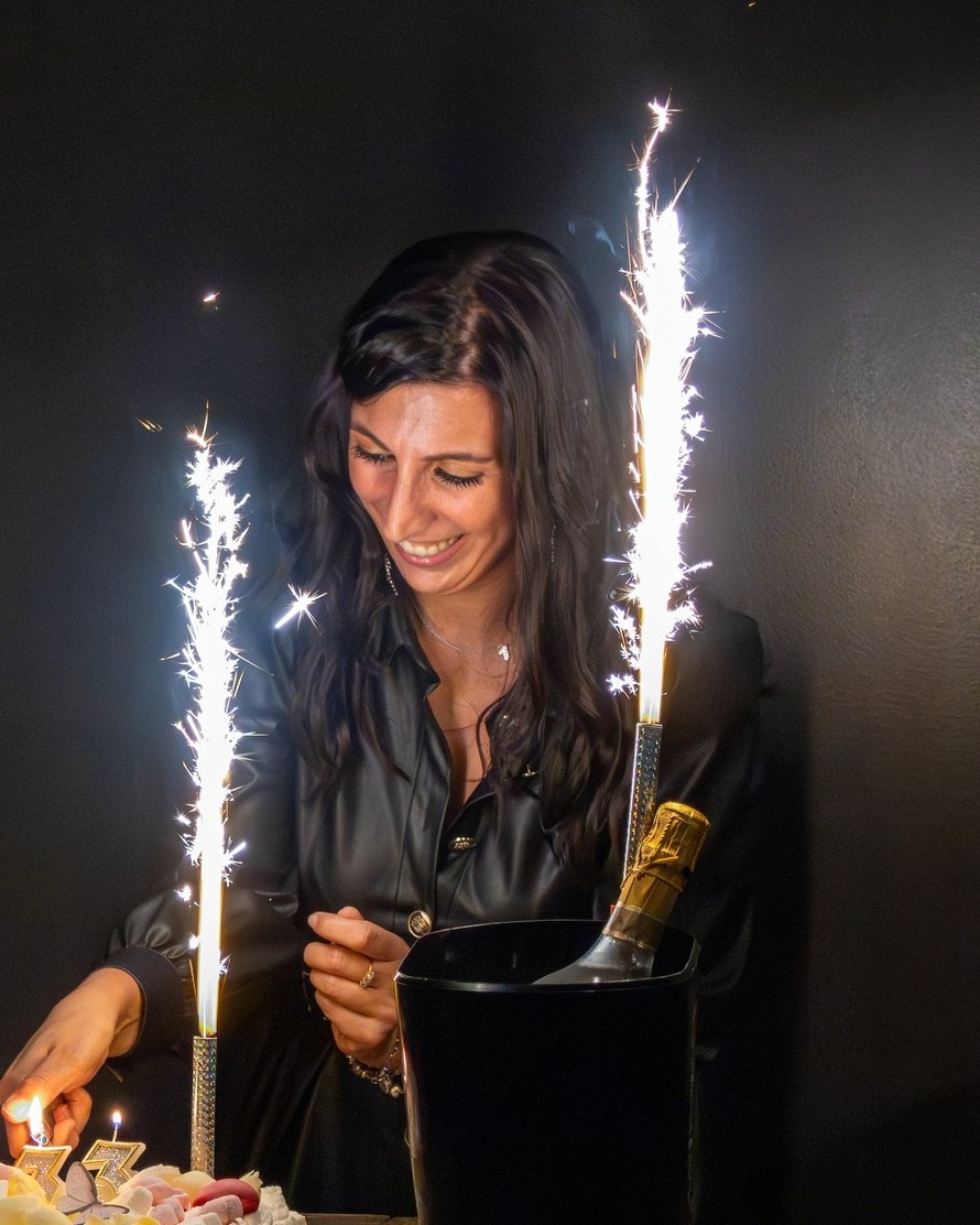 Si parte con una tavolata lunga, i piatti che girano e il primo brindisi “ufficiale”.
Poi le sedie si spostano, i bicchieri si riempiono di nuovo, le risate diventano più forti e la musica fa il resto.
Compleanni, traguardi, serate tra amici, lauree.
Ogni occasione è buona quando hai lo spazio giusto, l’atmosfera giusta e un posto che sa trasformare una cena in una vera festa.
A Carro Social Club non organizziamo solo eventi.
Creiamo serate che vi ricordate.
Vuoi organizzare la tua festa?
Abbiamo un pagina dedicata sul sito dove entrare in contatto, scivici subito!
LINK IN BIO
#carrosocialclub #kozelcarroponte #milano