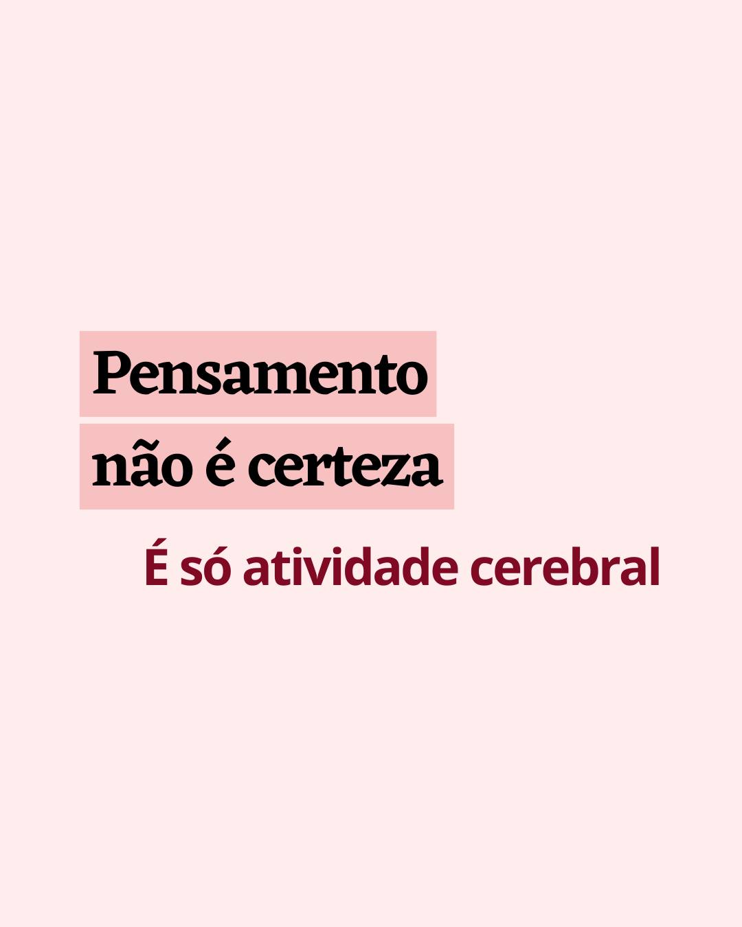 A mente ansiosa é especialista em criar cenários.
E o mais perigoso não é o cenário em si.
É quando você começa a tratar possibilidade como se fosse probabilidade.
“E se eu adoecer?”
“E se eu perder o controle?”
“E se algo ruim acontecer?”
Sim, é possível.
Mas é provável?
Quando a ansiedade ativa a amígdala, o cérebro entra em modo proteção.
E proteção, para ele, significa antecipar o pior.
Isso tem nome: catastrofização. Um padrão cognitivo em que a mente superestima risco e subestima capacidade de lidar.
O pensamento parece convincente porque vem acompanhado de sensação física.
Mas sensação não é evidência.
Pensamentos são hipóteses automáticas, não previsões do futuro.
A ansiedade quer certeza absoluta.
A maturidade emocional aprende a tolerar incerteza.