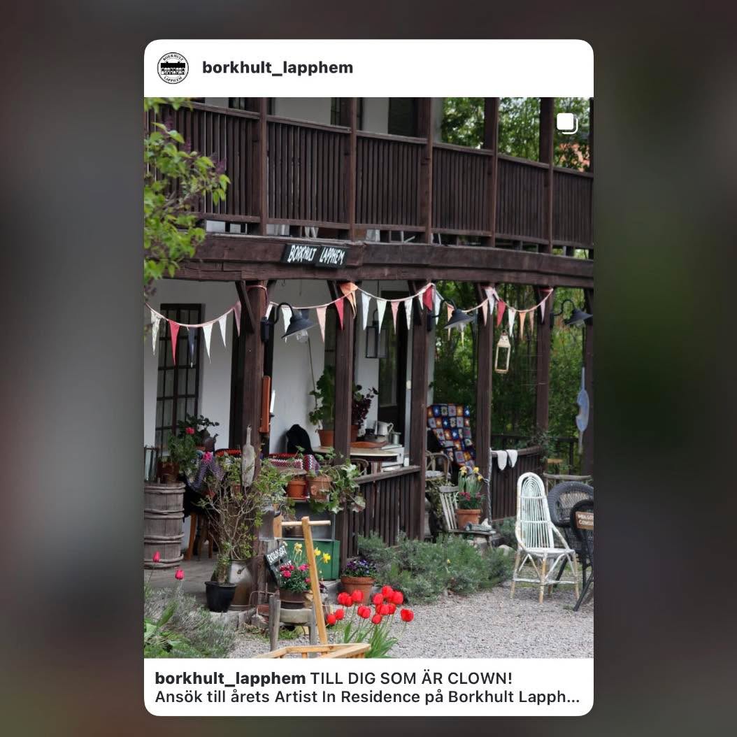 Delat inlägg från @borkhult_lapphem :
---
" TILL DIG SOM ÄR CLOWN!
Ansök till årets Artist In Residence på Borkhult Lapphem.
Senast 2 mars!
I år vänder vi oss till dig som arbetar professionellt som clown. I samarbete med Cirkus i Öst på Region Östergötland och Borkhults Natur-och Kulturförening utlyser vi nu tillsammans ett Artist in residence - clown. Under tre veckor får du möjligheten arbeta med och utveckla ditt konstnärsskap.
Ett av våra mål är att konsten ska komma nära våra besökare och att det konstnärliga utforskandet får möta betraktare. Kanske skapas det ett nytt verk, eller så får du tid och inspiration att utveckla din clownkaraktär, eller att upptäcka en ny karaktär.
Läs mer på vår hemsida www.borkhult.se "
---