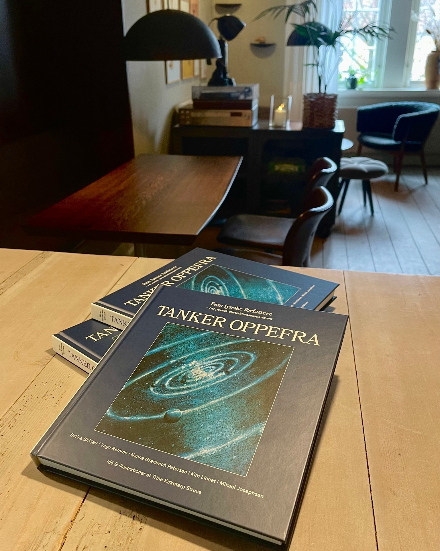 Der er altid gang i de kreative hoveder her hos Work2gether, og vi er stolte over at kunne præsentere en helt særlig udgivelse fra vores medlem, grafikeren @trinenajakirketerp
Bogen TANKER OPPEFRA er et poetisk abstraktionseksperiment, der stiller spørgsmålet: Hvad sker der, hvis man giver fem forskellige forfattere de samme 13 illustrationer og beder dem tolke dem helt frit?
Resultatet er en unik bog, hvor motiverne gentages, mens historierne er vidt forskellige. Projektet understreger, hvordan vi – trods ens vilkår og udgangspunkt – kan opleve og tolke det, vi ser, forskelligt.
De fem fynske forfattere er:
@mikaeljosephsen
@betinabirkjaer
@remmevagn
@kimlinnet
@nanna_groenbech_petersen
Projektet er støttet af Svendborg Kommune og Statens Kunstfond.
Her kan du købe bogen:
Du kan købe dit eksemplar direkte hos os – kig forbi Work2gether i Tinghuset. Bogen kan desuden findes hos SAK Kunstbygning, Bog & idé og Turistkontoret på Havnen, eller bestilles direkte via mail på: trine@graflab.dk.