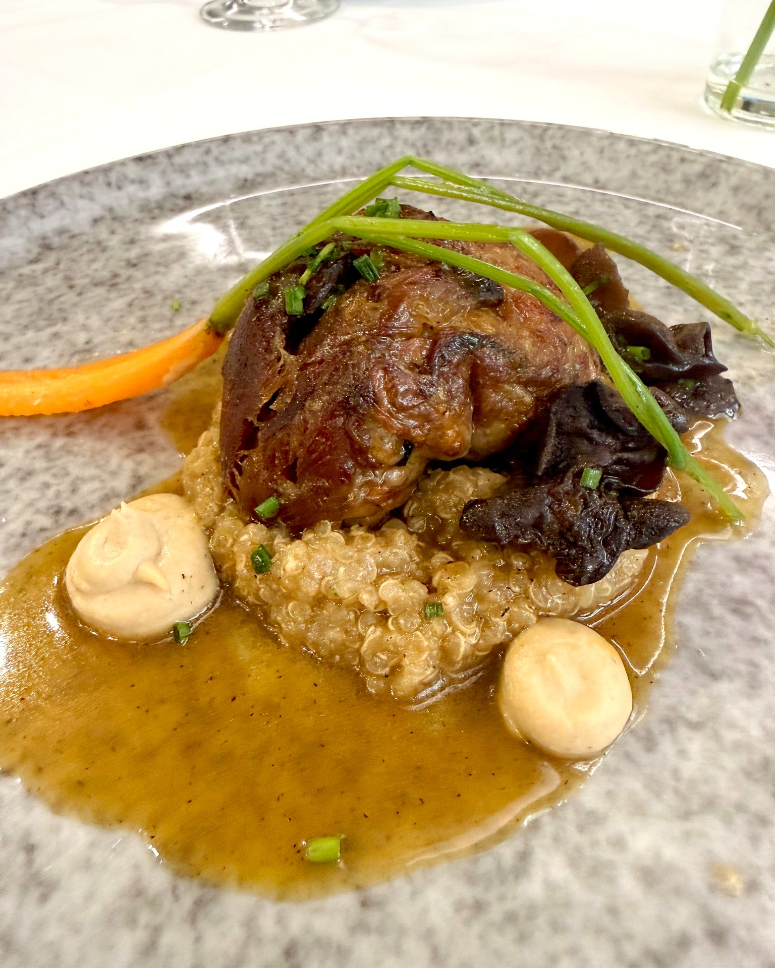 🔥 Osobuco de cordero lechal asado a la brasa con quinoa
Uno de los platos que más sorprendió en nuestro último Menú Especial.
Un corte delicado de cordero lechal, trabajado lentamente en nuestras brasas, acompañado de quinoa para aportar equilibrio y textura.
Una elaboración que refleja nuestra forma de entender la cocina: producto seleccionado, técnica y fuego.
¡Ven y comparte buenos momentos con nosotros en El Soto de Vulcano!
El Soto de Vulcano 🔥
📍 Carril del Soto, 14. (Junto al paseo del Malecón)
📞 667 384 568 / 968 953 945
#ElSotoDeVulcano #Osobuco #CorderoLechal #CocinaDeFuego #ProductoDeTemporada #MurciaGastronómica #Brasa #ReservaYa