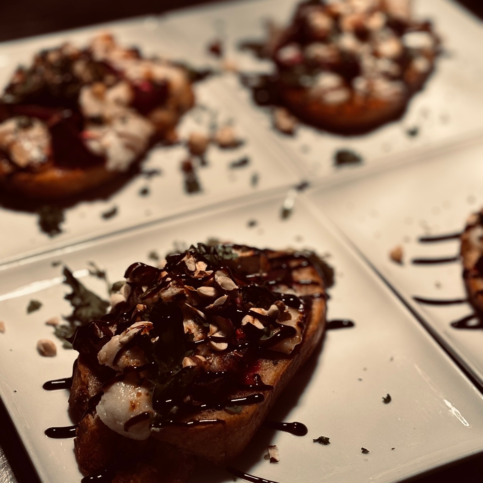 God mat smakar ännu bättre i gott sällskap 🐾
Hos oss är hela familjen välkommen – även de med tassar.
Här får både två- och fyrbenta gäster slå sig ner i lugn herrgårdsmiljö och njuta tillsammans.
Här finns plats för er alla 🤍😍😍