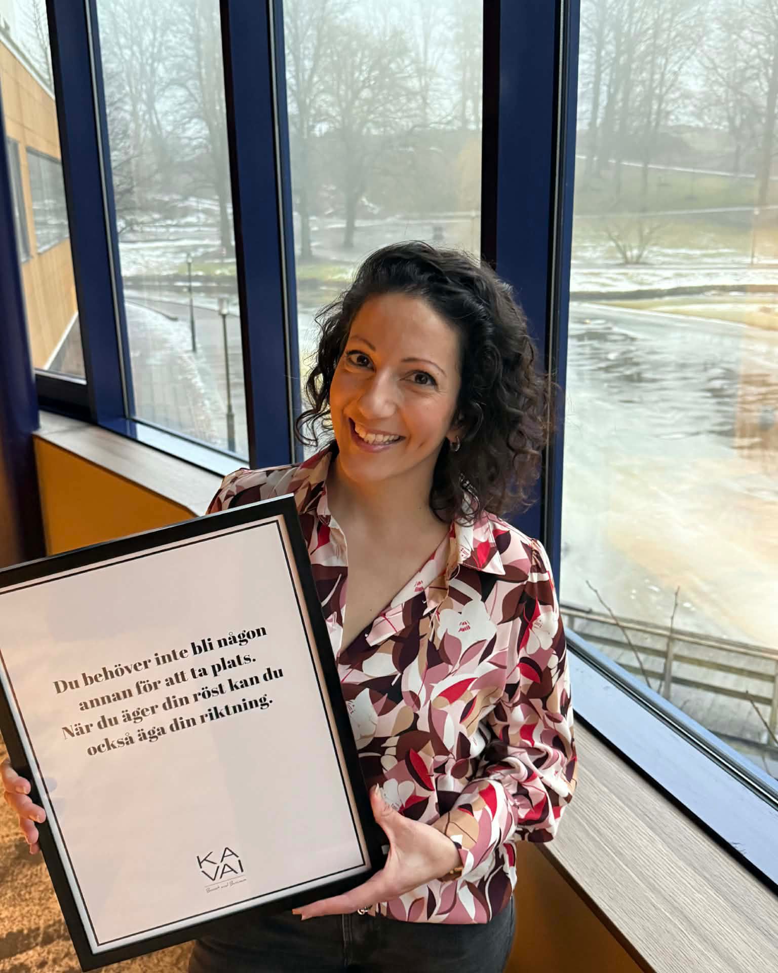 Vilken eftermiddag vi fick uppleva tillsammans.
När Tanja Tabrizian gästade Kavai med föreläsningen “Syns du inte, finns du inte – om att våga ta plats, bygga förtroende och äga sin berättelse” fylldes rummet av både mod, igenkänning och framtidstro.
Att ta plats låter självklart i teorin. Men hur gör vi det i praktiken – utan att kompromissa med våra värderingar? Utan att bli någon annan än den vi är?🌸
Tanja tog oss med bakom kulisserna – till arbetet i komplexa miljöer, till situationer där rampljuset varit starkt och kraven ännu starkare. Hon delade insikter om strategisk kommunikation som trygghet, om vikten av att äga sin berättelse och om hur vi som kvinnor kan öka vår synlighet på våra egna villkor.
Några tankar som stannade kvar hos oss:
– Synlighet är inte detsamma som att vara högljudd – det handlar om att vara tydlig.
– Förtroende byggs långsiktigt, genom autenticitet och konsekvens.
– Att ta plats börjar med att själv definiera vad den platsen betyder.
– Vi har ett ansvar att stötta varandra i att våga kliva fram.
Det blev en eftermiddag med många igenkännande nickar, nya perspektiv och samtal som fortsatte långt efter att föreläsningen var slut. Och kanske är det just där, i samtalen mellan oss, som den verkliga förändringskraften finns. Vi inspireras – och vi inspirerar varandra🌱
Tack Tanja för att du delade med dig av både erfarenheter och mod.
Och tack till dig som kom och bidrog till den varma, professionella och öppna atmosfär som gör våra träffar så speciella.
Nu fortsätter vi att ta plats och vara oss själva - gånger 100🚀