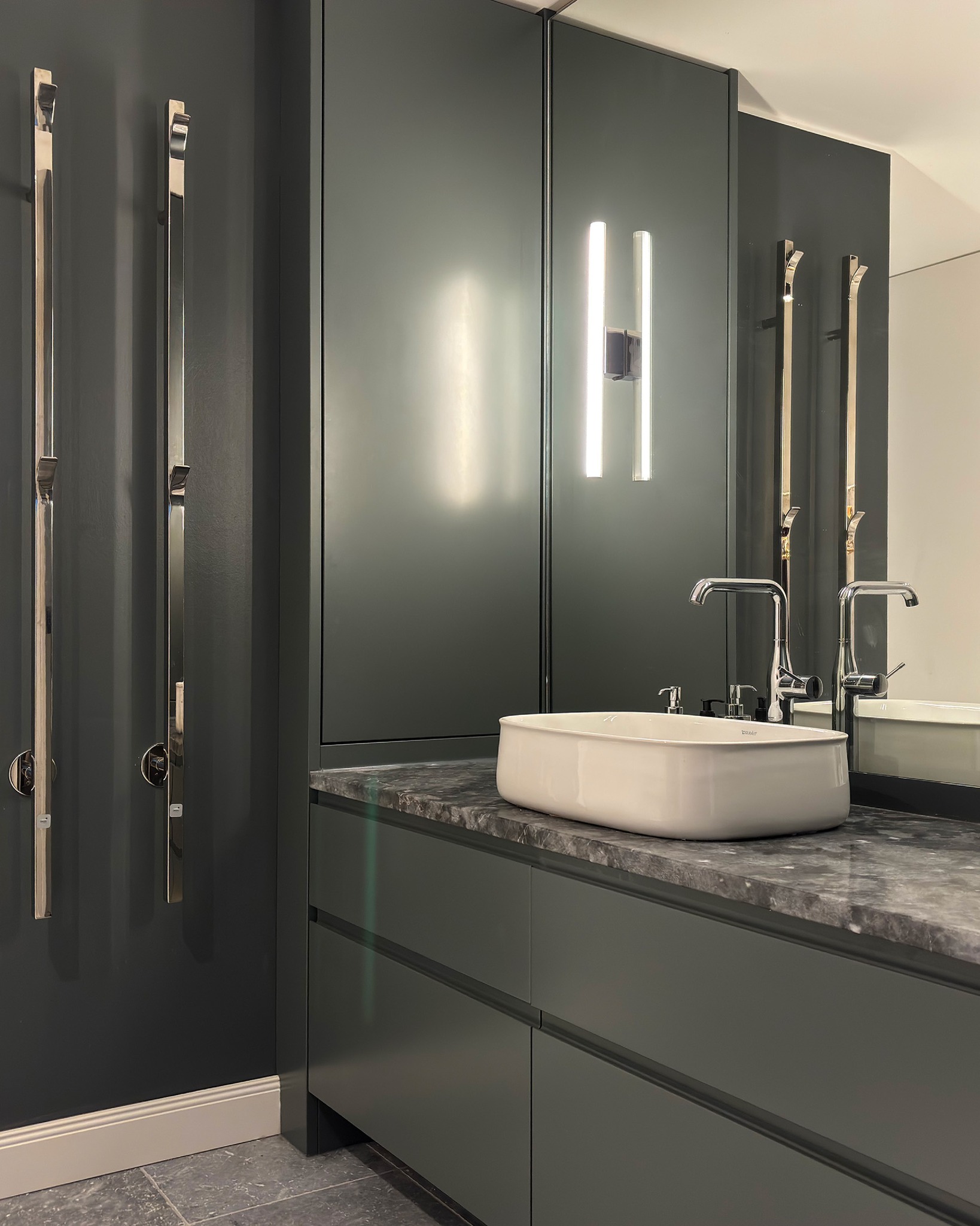 Diese maßgefertigten Einbauschränke bieten großzügigen Platz für alle Essentials und sorgen gleichzeitig für ein ruhiges, aufgeräumtes Gesamtbild. Die matt lackierten Tür- und Schubladenfronten verleihen dem Badezimmer eine besonders hochwertige, moderne Optik.
Klare Linien, durchdachte Funktion und zeitlose Ästhetik – so wird das Bad zur persönlichen Wohlfühloase.
#badezimmer #baddesign #interiorgoals #maßanfertigung #holzhochzwei