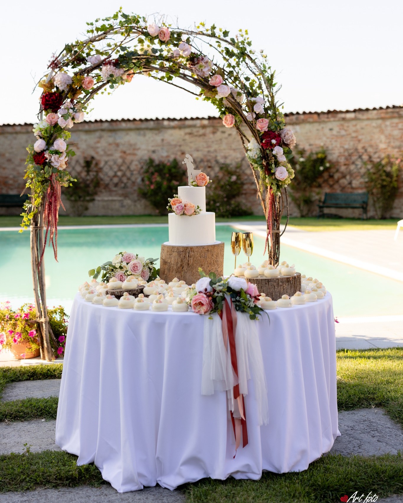 La torta aspetta il vostro arrivo, circondata da rose, nastri e monoporzioni che richiamano i toni dell’allestimento. L’arco fiorito e il bordo piscina trasformano il taglio in un piccolo momento di magia: elegante, intimo e perfetto da vivere insieme. ✨
Ti piace questo mood? Prenota un sopralluogo e un tasting!
Marina & Stefano
Ph: @artfoto_torino
Catering: @thecateringhouse.events
.
.
.
#TenutaBerroni #Matrimonio #Wedding #MatrimoniPiemonte #LocationMatrimonio #VillaPerMatrimoni #VillaEventi #Sposa #Sposi2026 #WeddingPlanner #WeddingInspiration #Ricevimento #RitoCivile #ParcoStorico #Piscina #Tensostruttura #AllestimentiMatrimonio #WeddingPhotography #Nozze #EventiAziendali #MatrimonioItaly #DestinationWeddingItaly