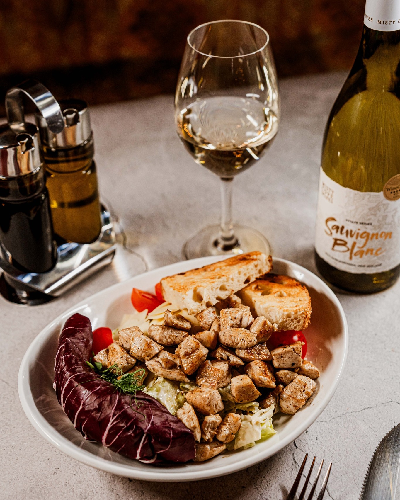 Tavasszal ösztönösen a frissebb, könnyedebb ízek felé fordulunk – a Caesar saláta „Carlos” pedig pontosan ezt hozza. 🌷☀ A lávakövön sült jércemell csíkok aranybarnára pirulva kerülnek a roppanós salátára, amit a klasszikus Caesar öntet tesz igazán kerek egésszé. 🥗 Egyszerre frissítő és tartalmas, így nemcsak előételként, hanem teljes értékű főételként is megállja a helyét. Egy tányér, ami a tavasz lendületét és könnyedségét idézi minden falatban. 😍
📍 1053 Budapest, Vámház Krt 6.
🕒 Hétfő–Vasárnap: 12:00-23:00
☎️ +36 (1) 411 1750
📧 info@steak.hu
👉 https://www.steak.hu/
#pampasbudapest #steakhouse