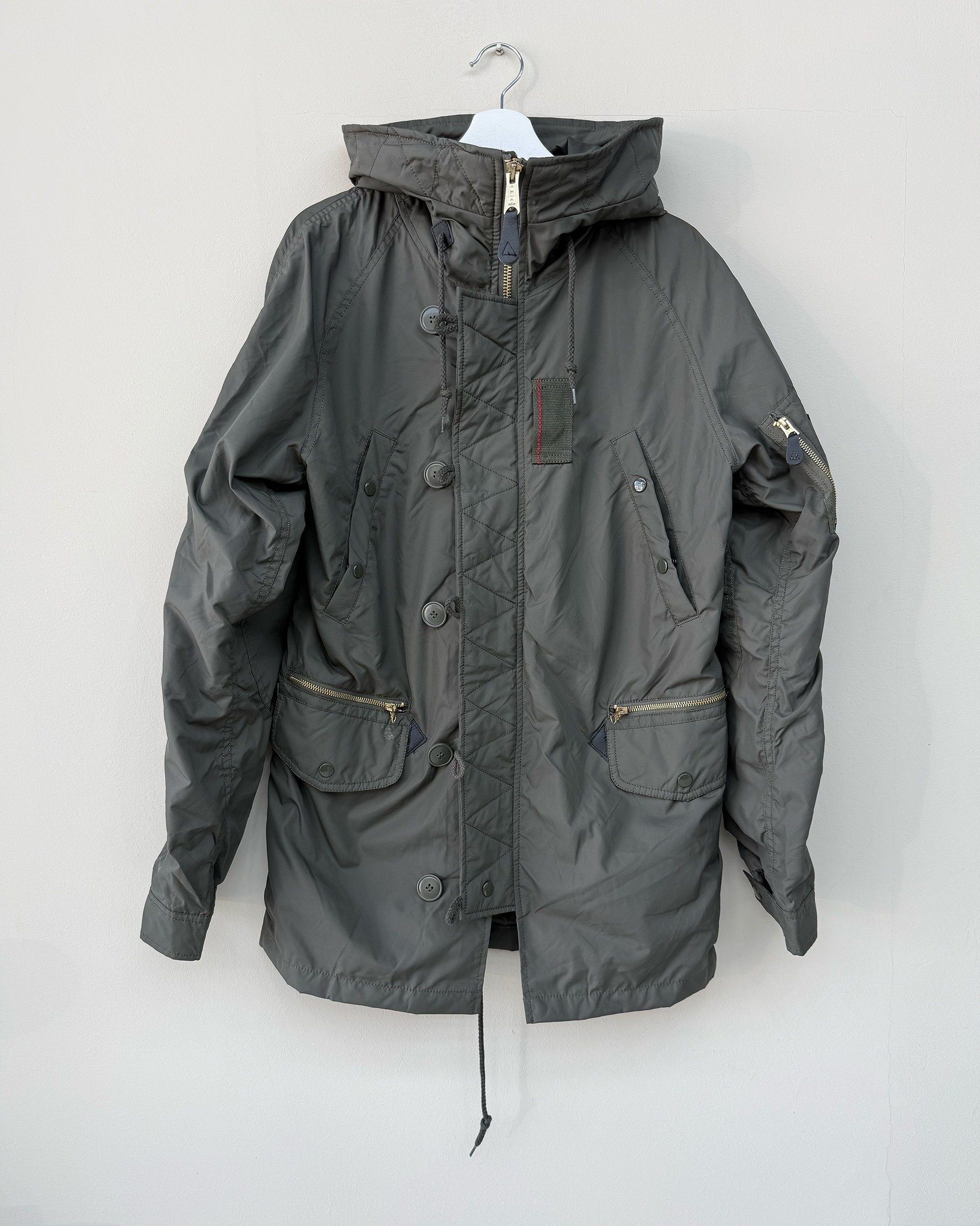 Heritage militare. Versione light. ✈️
In vendita Alpha Industries N-3B Ambrose, reinterpretazione moderna e leggera dell’iconico parka N-3B. Pensato per offrire protezione da vento e pioggia senza l’ingombro delle versioni invernali più pesanti.
🧥 Caratteristiche principali
🔹 Materiale: nylon “trans-nylon” resistente all’acqua, fodera interna in nylon
🔹 Cappuccio: regolabile stile snorkel
🔹 Chiusura: zip frontale coperta da patta con bottoni e asole
🔹 Tasche:
• due tasche a filetto sul petto con chiusura a scatto
• due tasche inferiori con zip + bottone a scatto
🔹 Dettagli militari: tasca utility sulla manica sinistra + linguetta ossigeno con cuciture a contrasto sul petto
🔹 Vestibilità: coulisse regolabile in vita con fermi in pelle
🔹 Nota: versione leggera senza polsini in maglia
Perfetto per la mezza stagione, urban e tecnico al punto giusto. Un parka che mantiene il DNA aviation ma con un’attitudine contemporanea.
🛒 Disponibile sul nostro shop on-line oppure in Store
💬 Contattaci per qualsiasi informazione o dettaglio che vuoi sapere
#AlphaIndustries #N3B #MilitaryStyle #UrbanOuterwear