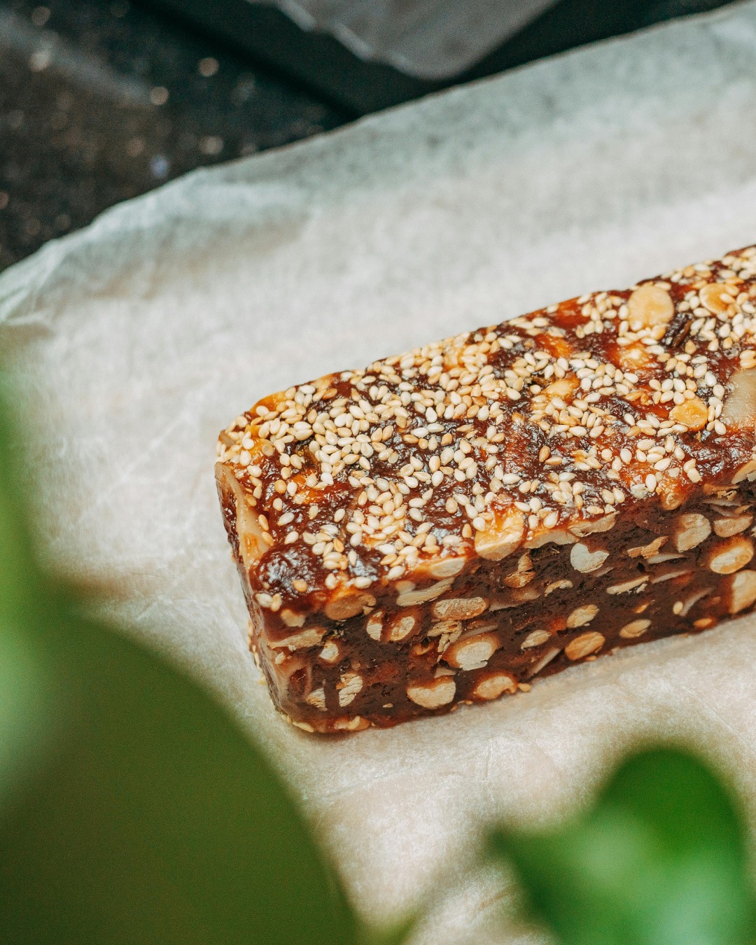 Le snack malin de la semaine: les energy bars maison!
.
Chez Kioui, on a tout pour créer votre snack healthy idéal : fruits frais, fruits secs, graines, chocolat, miel,...
.
💡 Pourquoi on aime ?
✅Zéro additifs : juste des ingrédients bruts, bons et traçables.
✅100% personnalisable : énergisante (amandes, noix), gourmande (chocolat noir, cranberries) ou détox (graines de chia, figues).
✅Écolo et économique : un bel emballage, et hop, c’est prêt pour le sport, le bureau ou les 4h des enfants !
.
📌 Notre recette préférée
→ Base : dattes, amandes, flocons d’avoine
→ Twist Kioui : un filet de miel et une pincée de cannelle pour un côté réconfortant
.
.
.
#snackhealthy #energybar #healthyfood #faitmaison #consommationresponsable #kioui #kiouiarras #lebongoutdumarche #kiouiprimeurs #epiceriefine #instagourmand #igersarras #arras #hautsdefrance
.
www.kioui-primeurs.fr