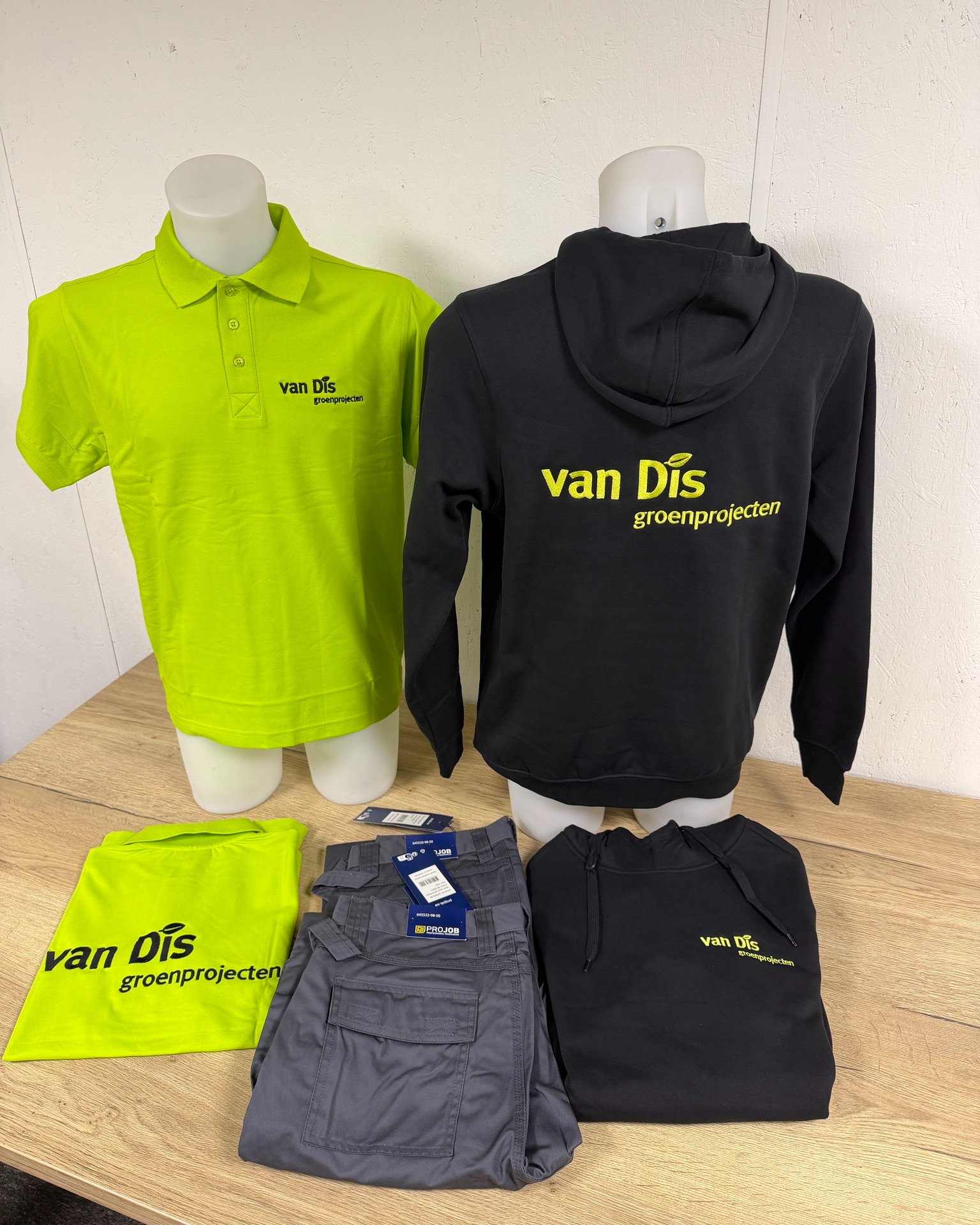 Voor Van Dis Groenprojecten mochten we polo’s, mutsen, broeken en hoodies borduren🌿👕
Van Dis is een hoveniersbedrijf dat buitenruimtes aanpakt met oog voor groen, strak werk en een nette afwerking 🌱✨ Met een team dat lekker doorpakt is het extra fijn als je kleding ook meteen laat zien wie je bent op locatie 💪
Tof dat wij mochten meewerken aan hun professionele uitstraling met geborduurde bedrijfskleding ✅😊
#inbeeldreclame #klantinbeeld #vandisgroenprojecten #vandisgroen #hoveniers #groenprojecten #bedrijfskleding #werkkleding #polo #hoodie #werkbroek #teamkleding #logoborduren #professioneleuitstraling #completeset