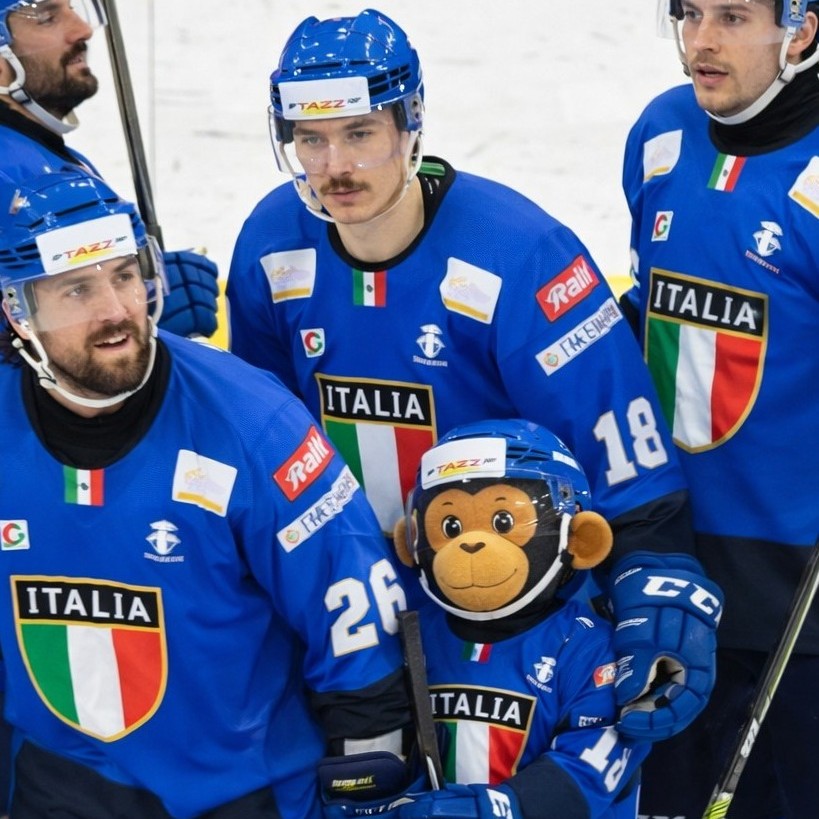 🐵❄️ Charlie ai Giochi Invernali… livello caos: esperto 🇮🇹
Charlie è arrivato pensando di essere lì solo per guardare… ma in qualche modo ha finito per fare TUTTO 😂
Prima missione: incontrare le mascotte.
Risultato: amicizia immediata… e diversi tentativi seri di infilarle di nascosto nella sua valigia per “portarle a casa” 🙈
Poi è arrivato il pattinaggio sul ghiaccio. Charlie era sicuro di sé. Il ghiaccio… un po’ meno. Tra piroette, traballamenti e almeno un momento in cui non capiva più dove fosse l’alto e il basso 🤪⛸️
Come se non bastasse, ha deciso di provare anche l’hockey su ghiaccio. Tutto equipaggiato, in piedi con orgoglio insieme alla squadra italiana, ha scoperto che pattinare veloce con un bastone in mano è molto più difficile di quanto sembri 🏒😅
Ma il vero momento da campione?
Charlie ha distribuito banane come regalo a tutti — perché le medaglie sono belle, ma le banane sono meglio 🍌😂
Proprio quando pensavamo che l’avventura fosse finita, Charlie è arrivato fino alla Cerimonia di Chiusura… godendosi le luci, la musica e il gran finale come una vera superstar 🌟
Riparte con nuovi amici, ricordi incredibili e la sicurezza di chi ormai è convinto di essere praticamente un atleta olimpico 😎🇮🇹
Alla prossima avventura… tenete le banane sempre a portata di mano! 🐵🍌
#CharlieAdventures #TeamItalia #WinterGamesChaos #IceSkatingOops #HockeyMonkey #ClosingCeremonyFun