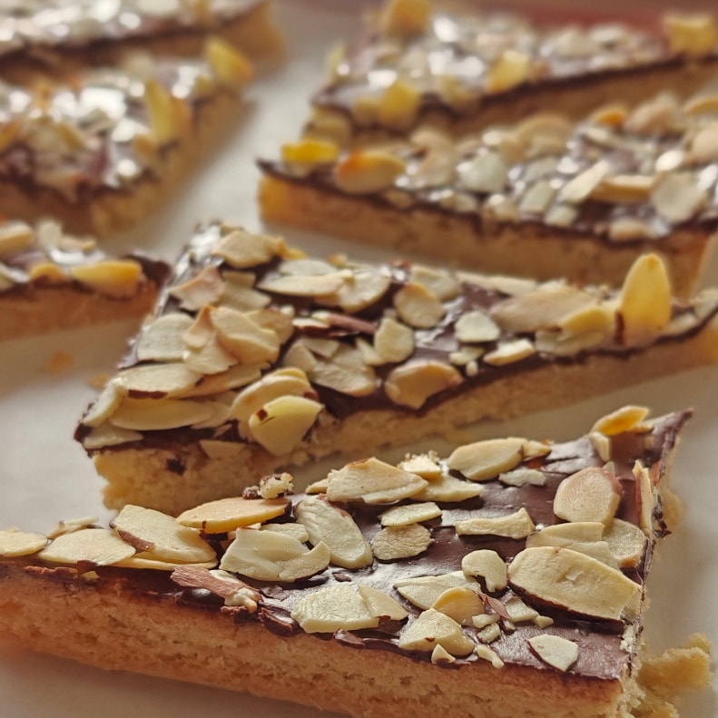 Our Almond Blondie — a rich, buttery almond blondie base layered with decadent chocolate and topped with crunchy sliced almonds for the perfect finish.
It’s soft, fudgy, nutty, and chocolatey all in one bite. Basically the best of both dessert worlds living in perfect harmony.
#senzaglutenfree #glutenfreebakery #almondblondie #chocolatelayer #nuttyandnice