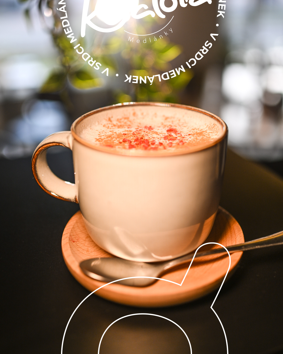 Už zítra končí týden. Načerpejte sílu ještě dnes odpoledne. Voňavý šálek plný koření, jemná pěna na hladině a hřejivá chuť, která obejme už při prvním doušku. Chai latté je přesně ten typ nápoje, u kterého se zastavíte a na chvíli zpomalíte. Ideální na chladnější dny i jako odměna po náročném týdnu.
•
Po – Ne 8 – 20 | Rotatoria caffè v srdci Medlánek
•
☕️🍰🥪🍨 www.rotatoria.cz
#rotatoria #caffe #medlanky #brno #caffebrno #snidane #snidanebrno #kavarnabrno #vyberovakava #domacidezerzy #bltsignature #prazirnaignac #cafferotatoriamedlanky #vsrdcimedlanek #jaroseblizi #brnokava #rotatoriajesrdcovka #vsrdcimedlanek