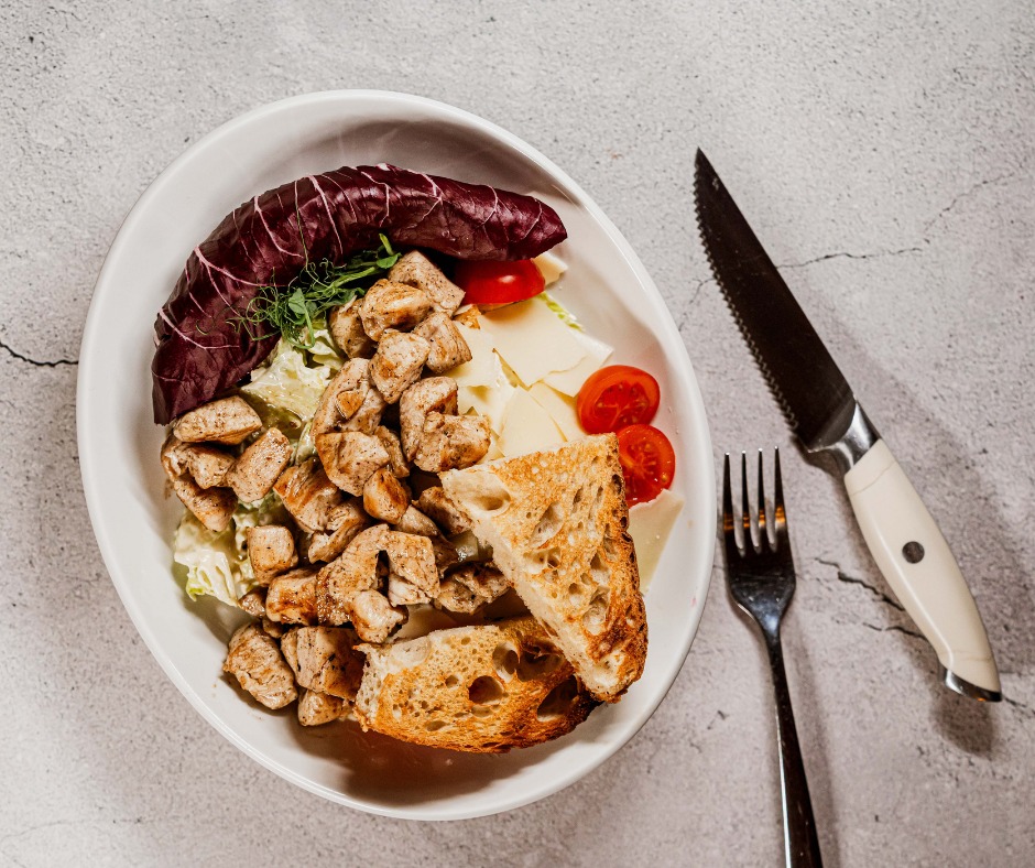 Ahogy érkeznek az első napfényes napok, egyre jobban vágyunk valami frissre és könnyedre – ilyenkor tökéletes választás a Caesar saláta „Carlos”. ☀ Ropogós saláta, krémes öntet, pirított kenyér és lávakövön sült, szaftos jércemell csíkok teszik igazán tartalmassá. 🥗 Könnyű, mégis laktató fogás, ami hozza a tavasz friss lendületét. 😍 Egy tányér, ami után nem elnehezülünk, hanem feltöltődünk.
📍 1053 Budapest, Vámház Krt 6.
🕒 Hétfő–Vasárnap: 12:00-23:00
☎️ +36 (1) 411 1750
📧 info@steak.hu
👉 https://www.steak.hu/
#pampasbudapest #steakhouse