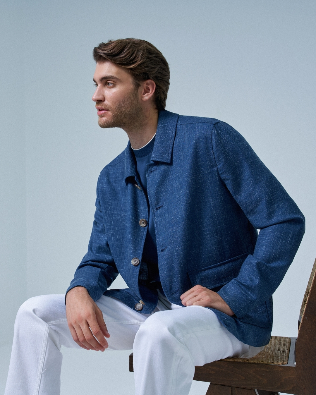 The Quiet Strength of Blue.
A refined balance between structure and ease.
Tailored with precision, designed to move effortlessly from day to evening.
A new chapter of Montegro.
#MONTEGRO #SS26 #ItalianStyle #Menswear #PremiumOuterwear